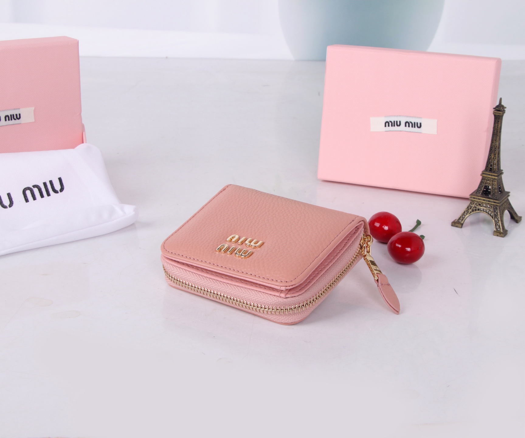 Miumiu Thermal Flower-Stamped Lambskin Bag in Black and Pink, 10.5x10x3 Dimensions - 图片 5