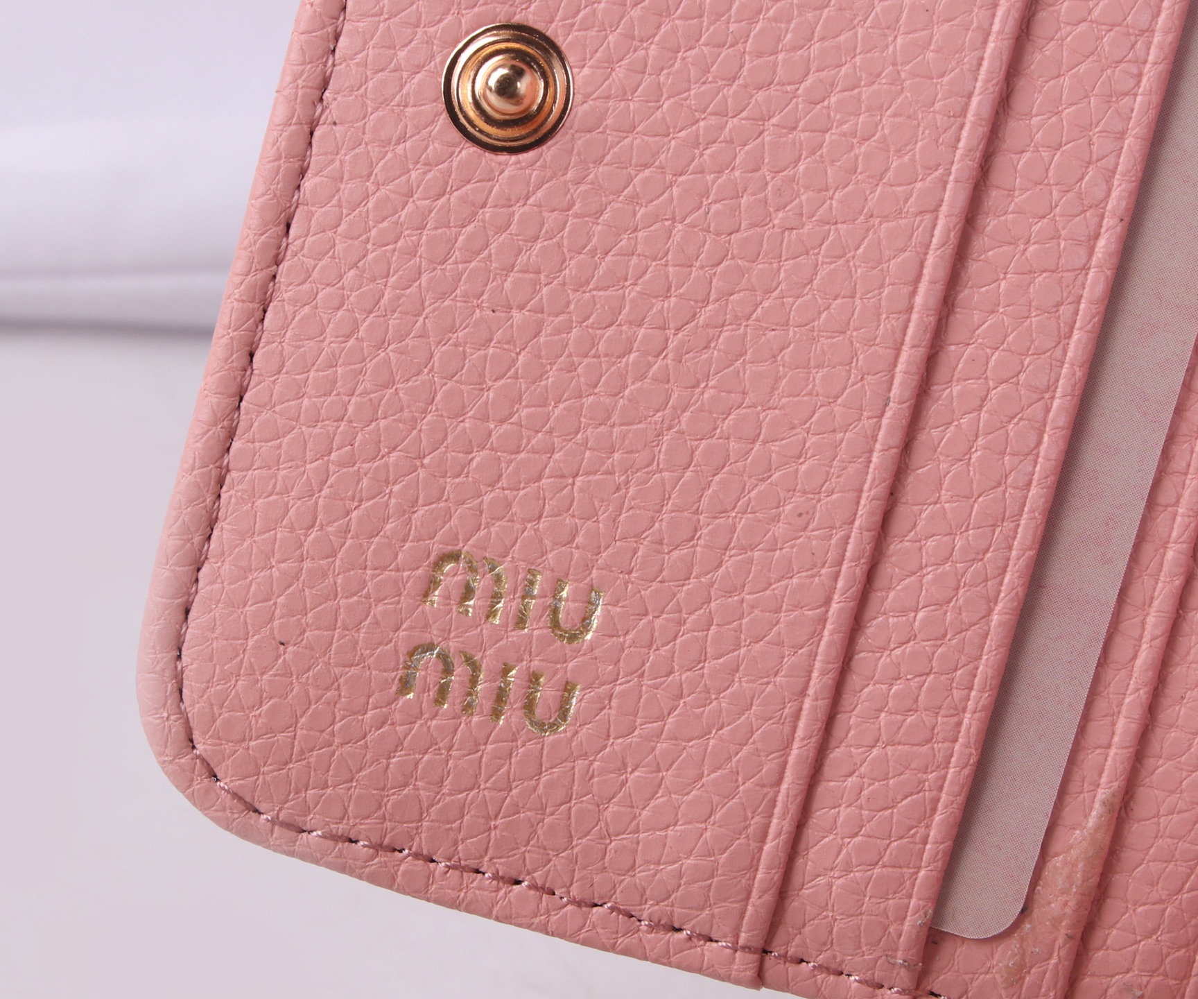Miumiu Thermal Flower-Stamped Lambskin Bag in Black and Pink, 10.5x10x3 Dimensions - 图片 8