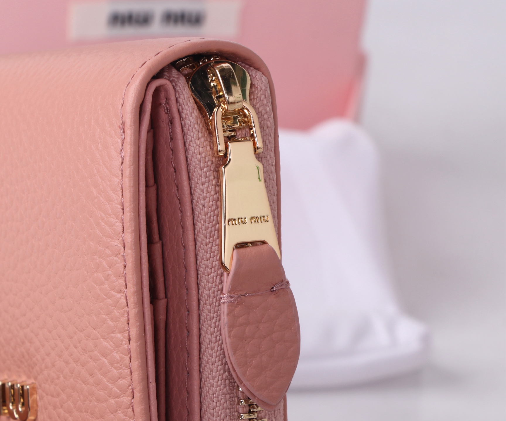 Miumiu Thermal Flower-Stamped Lambskin Bag in Black and Pink, 10.5x10x3 Dimensions - 图片 4