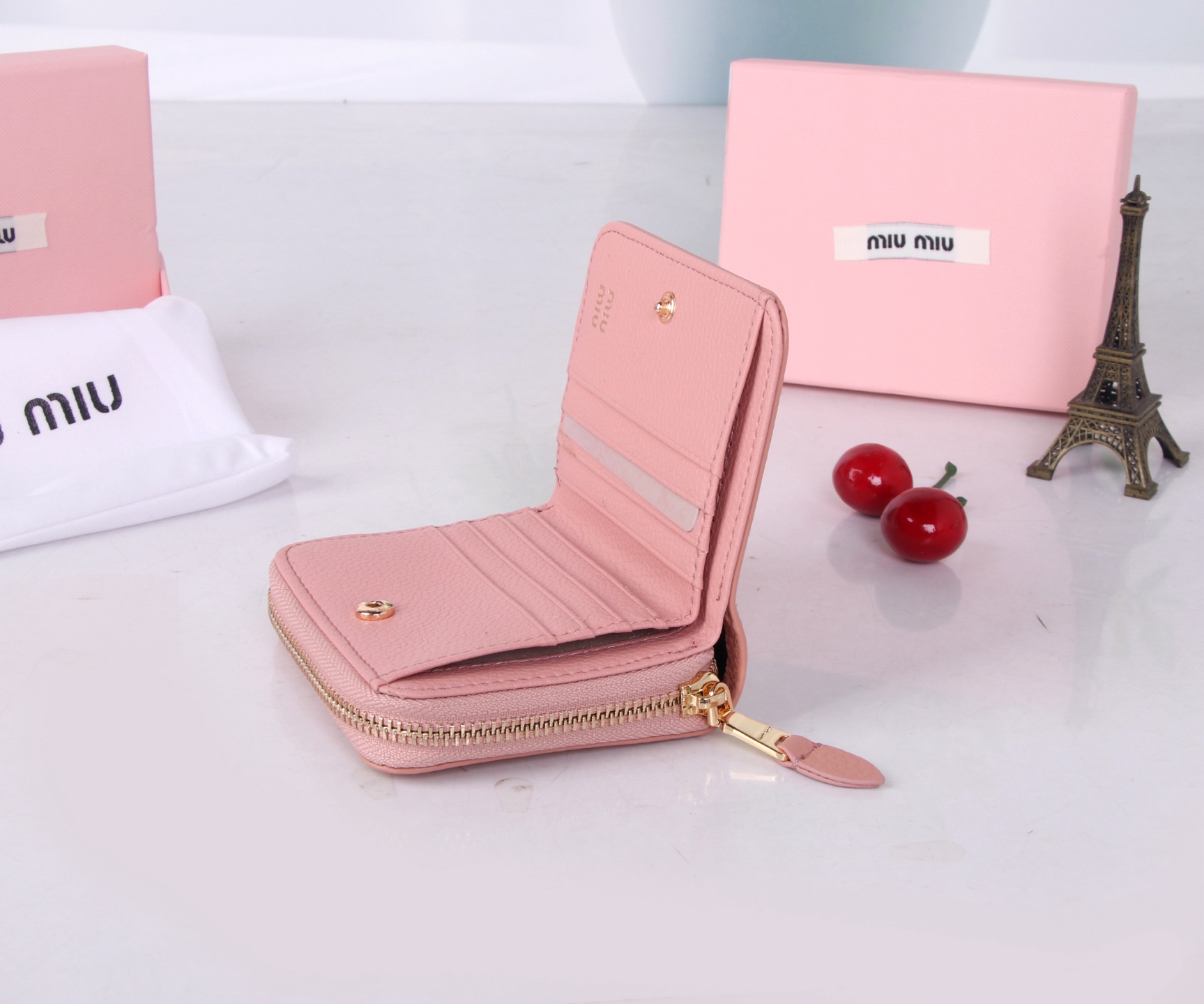 Miumiu Thermal Flower-Stamped Lambskin Bag in Black and Pink, 10.5x10x3 Dimensions - 图片 9
