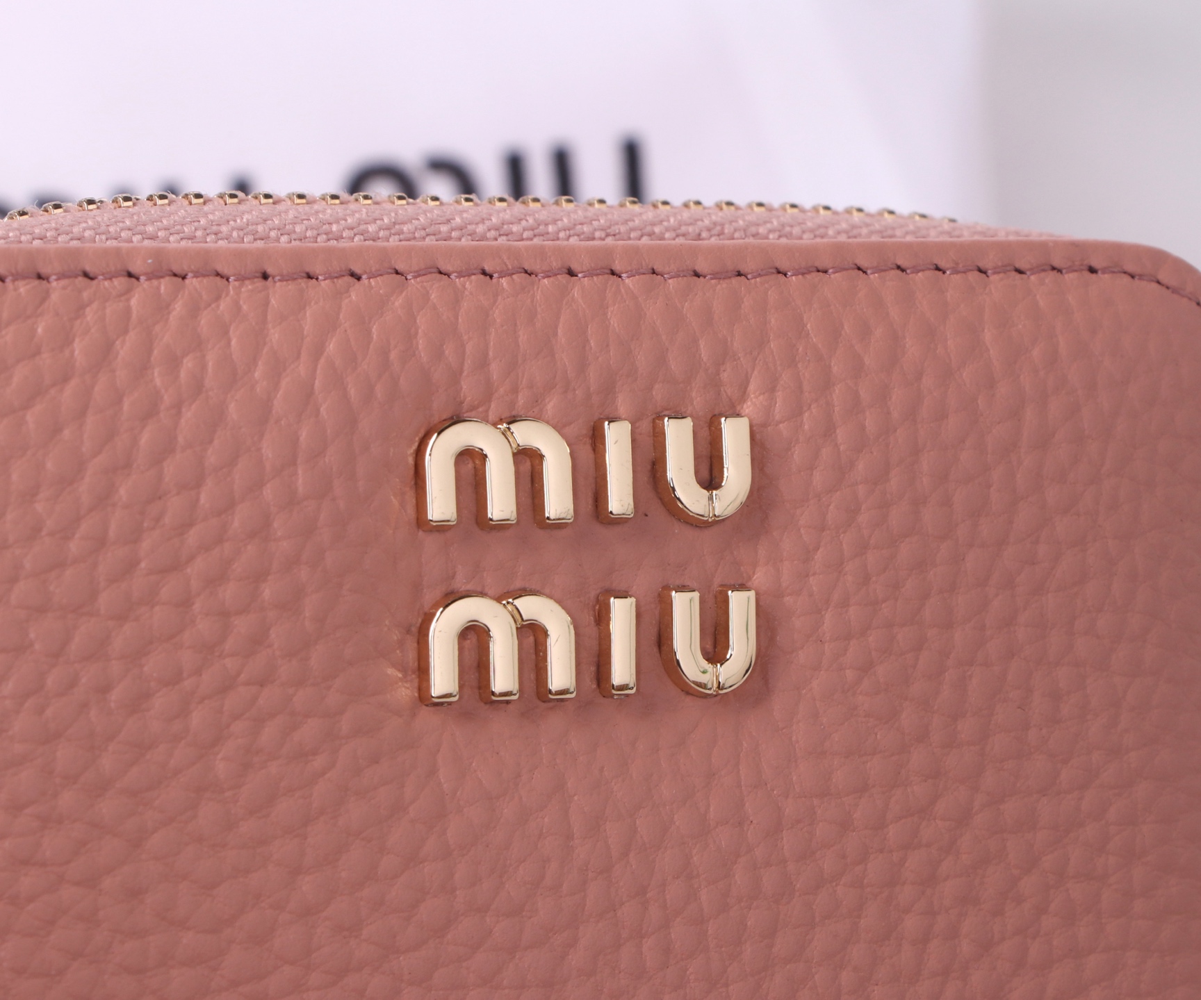 Miumiu Thermal Flower-Stamped Lambskin Bag in Black and Pink, 10.5x10x3 Dimensions - 图片 3