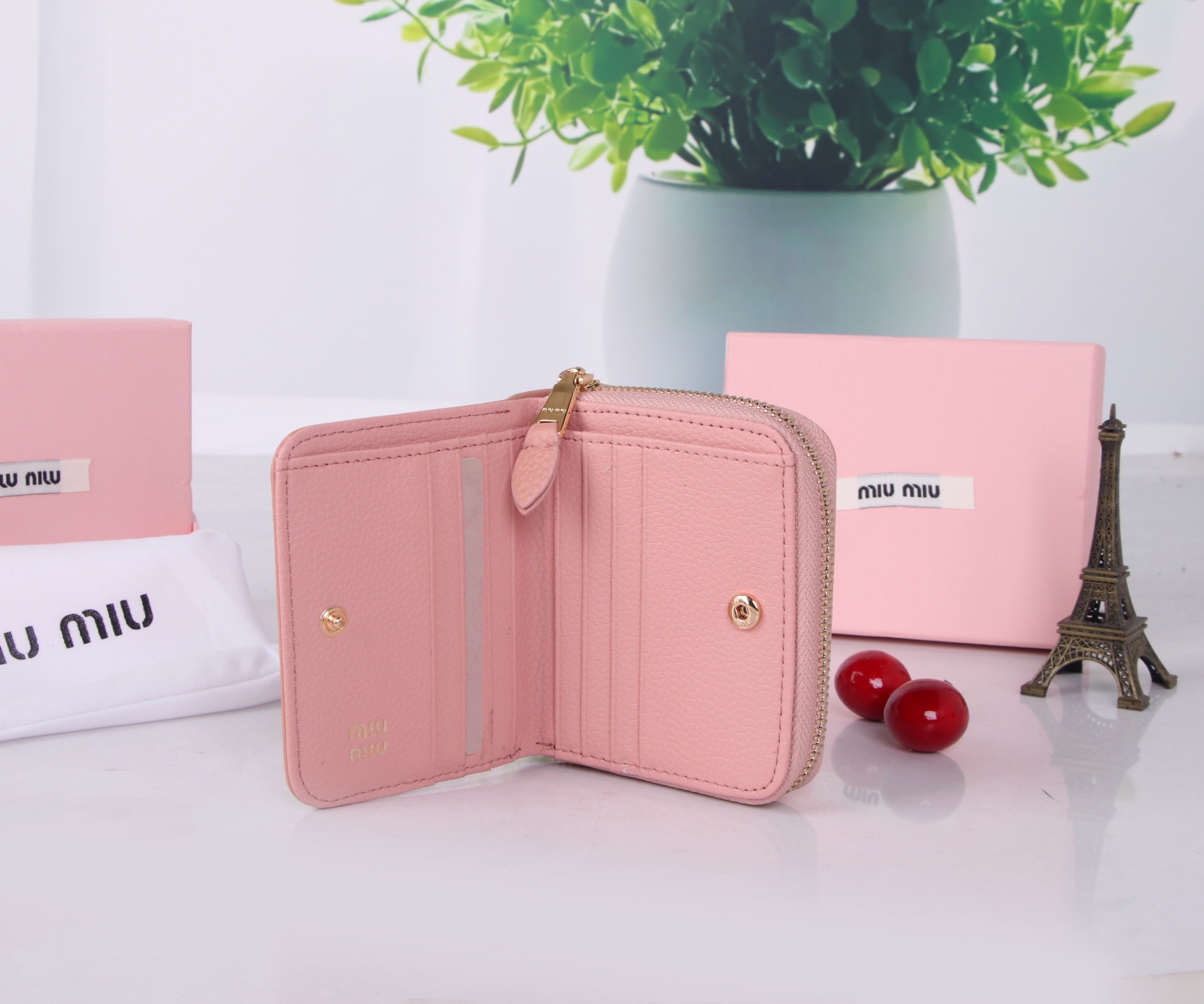 Miumiu Thermal Flower-Stamped Lambskin Bag in Black and Pink, 10.5x10x3 Dimensions - 图片 7