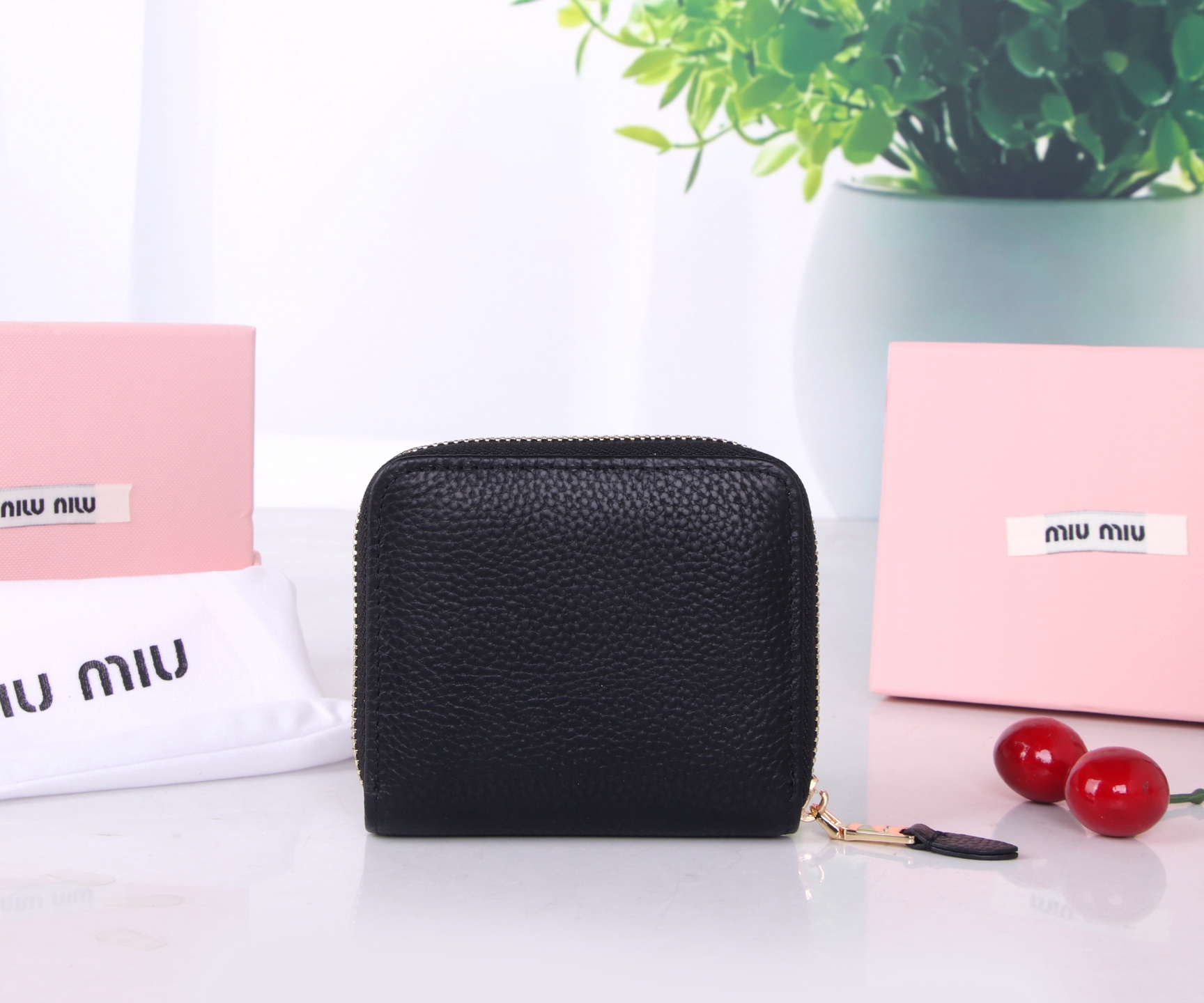 Miumiu Black and Pink Thermal Lambskin Crossbody Bag in Classic Flower Design - 图片 2