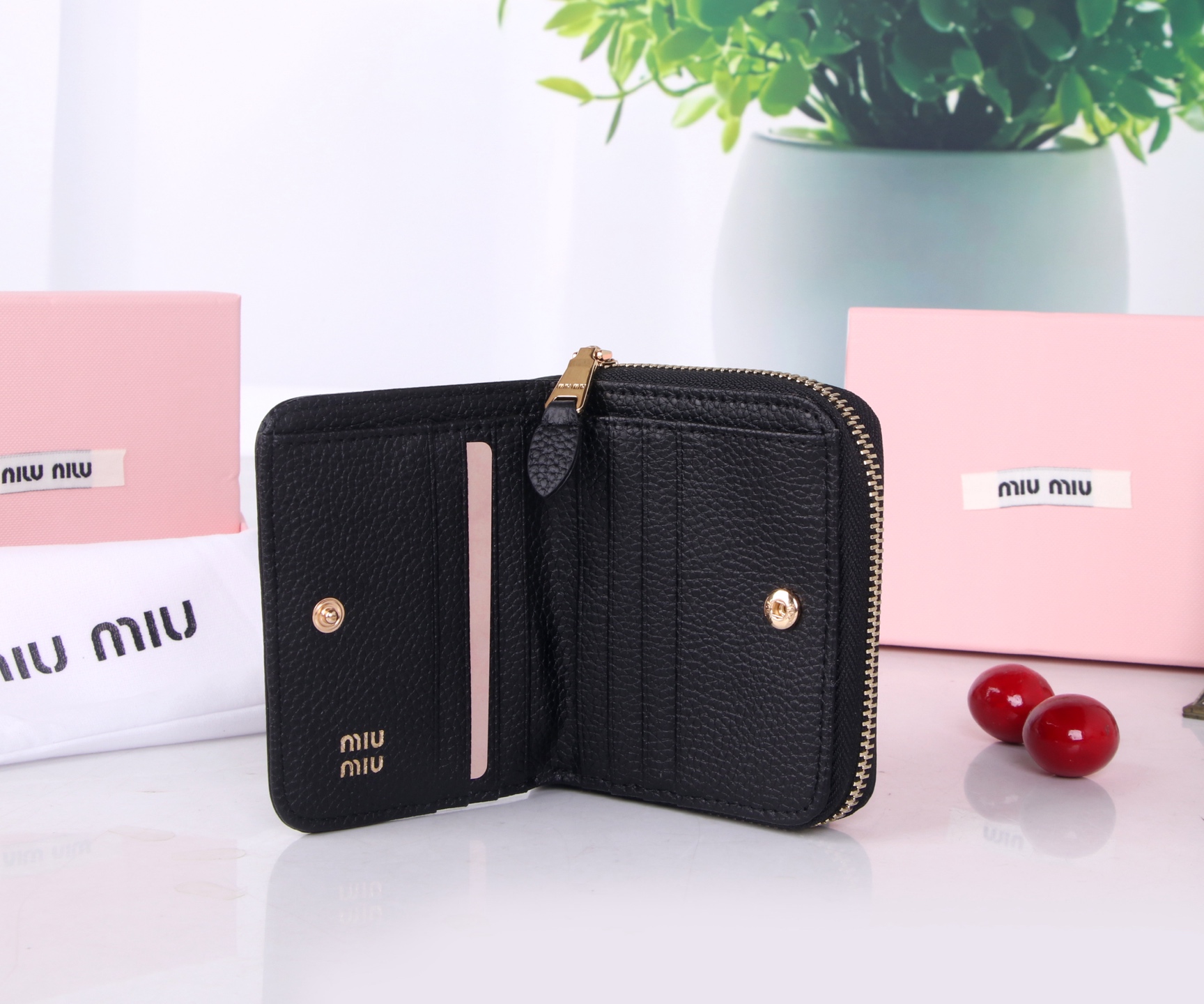 Miumiu Black and Pink Thermal Lambskin Crossbody Bag in Classic Flower Design - 图片 7