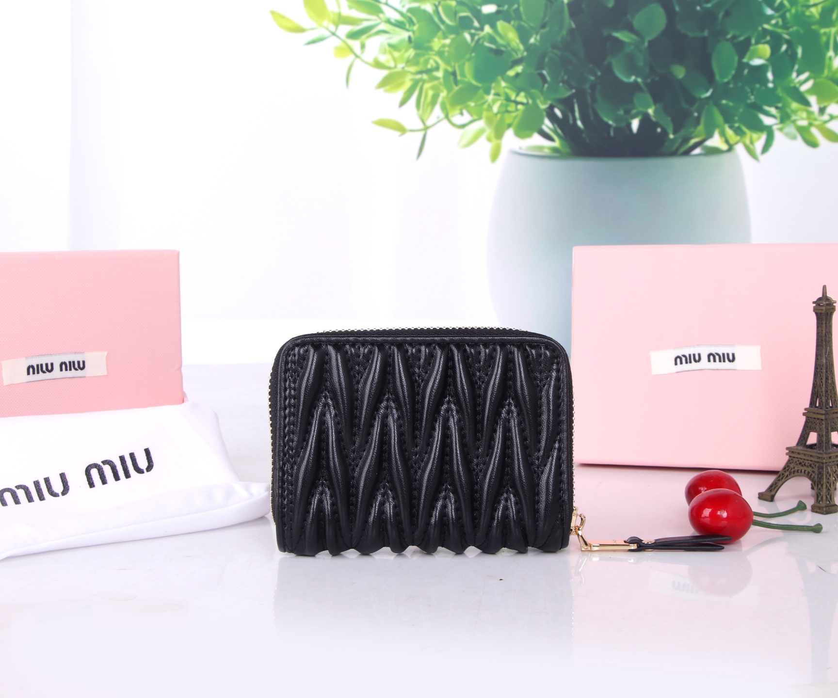 Miumiu Thermal Lambskin Wallet in Black and Pink, Classic Flower Design – Dimensions 12*8.5 - 图片 2