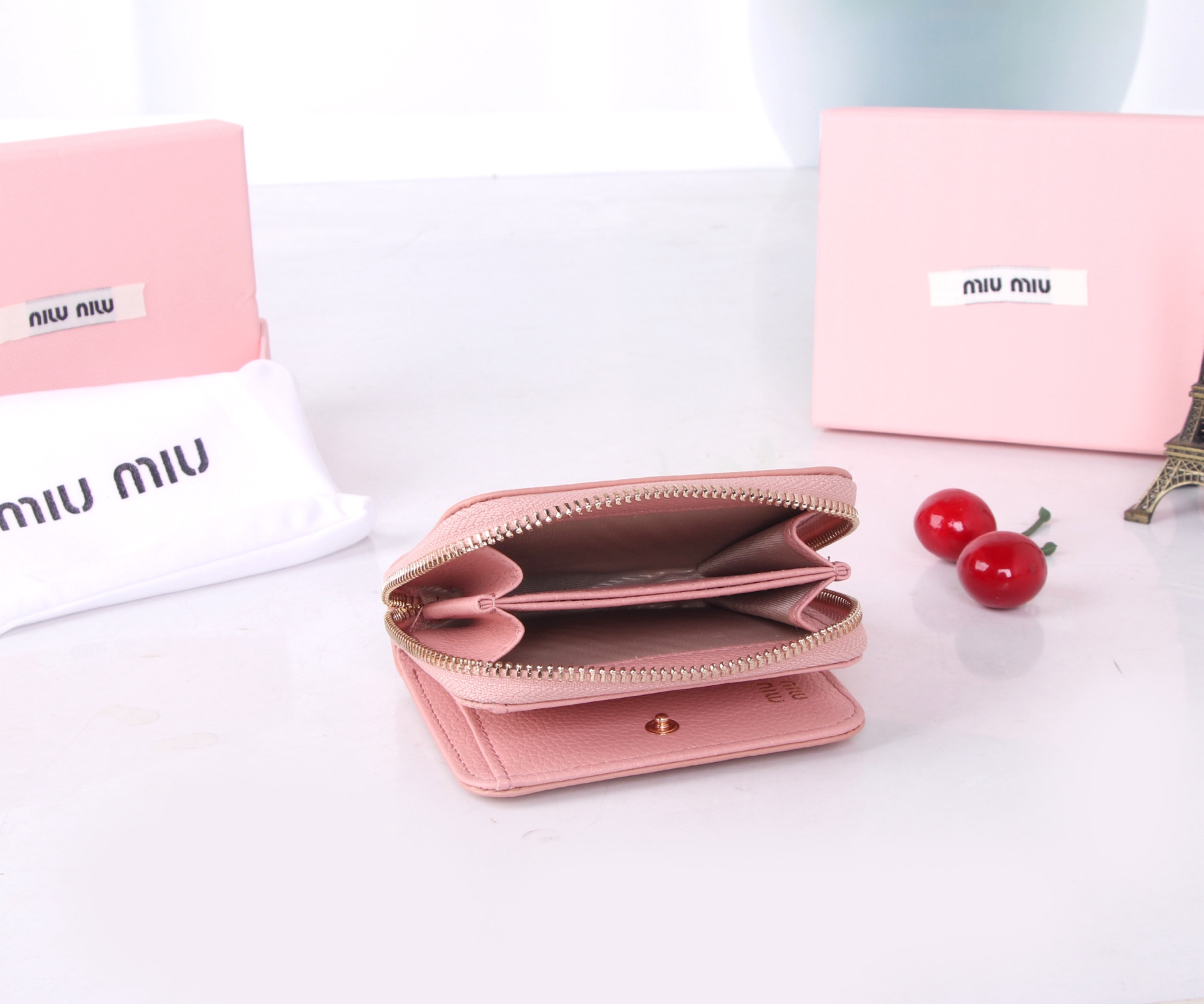 Miumiu Thermal Lambskin Wallet: Black and Pink, Classic Flower Design, 12*8.5 Dimensions - 图片 9