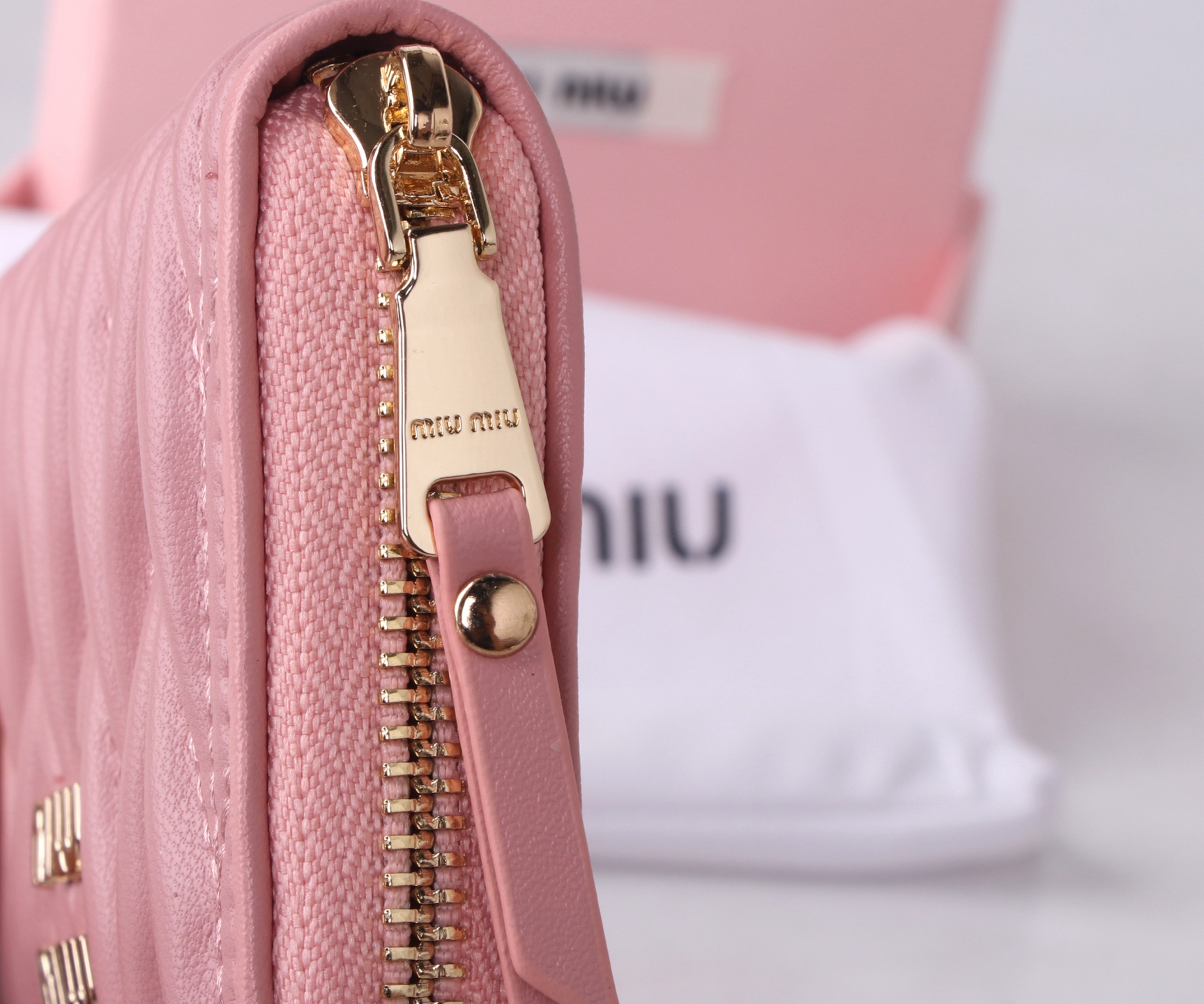 Miumiu Thermal Lambskin Wallet: Black and Pink, Classic Flower Design, 12*8.5 Dimensions - 图片 8