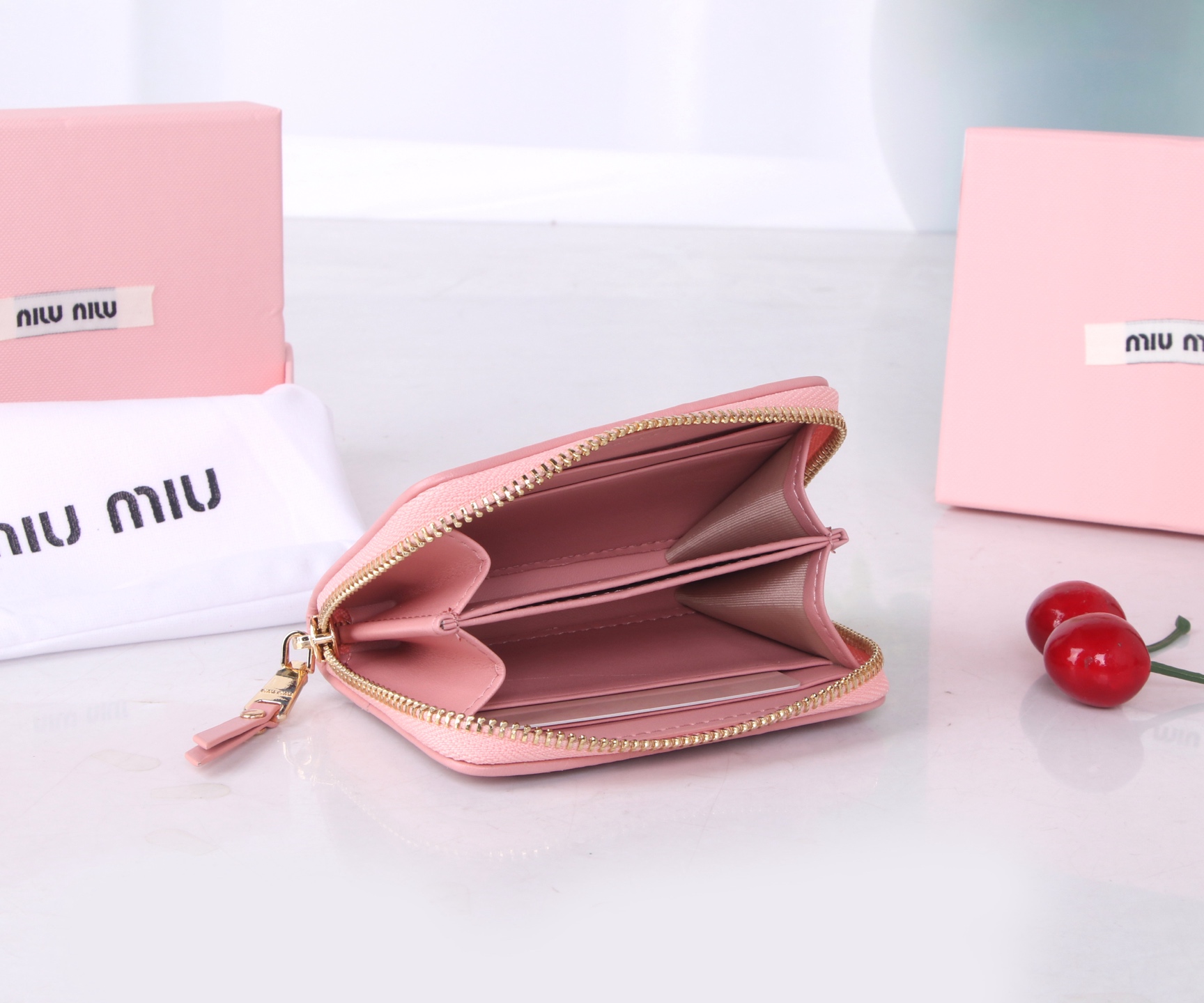 Miumiu Thermal Lambskin Wallet: Black and Pink, Classic Flower Design, 12*8.5 Dimensions - 图片 7