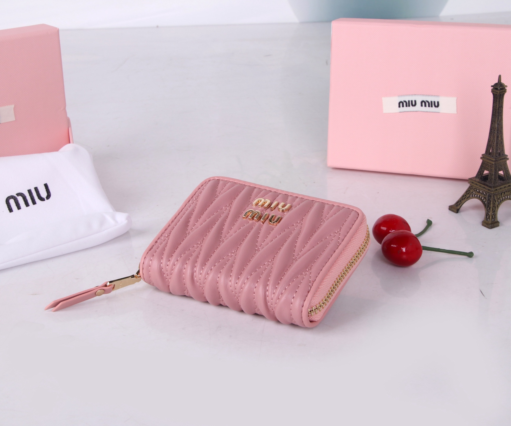 Miumiu Thermal Lambskin Wallet: Black and Pink, Classic Flower Design, 12*8.5 Dimensions - 图片 3