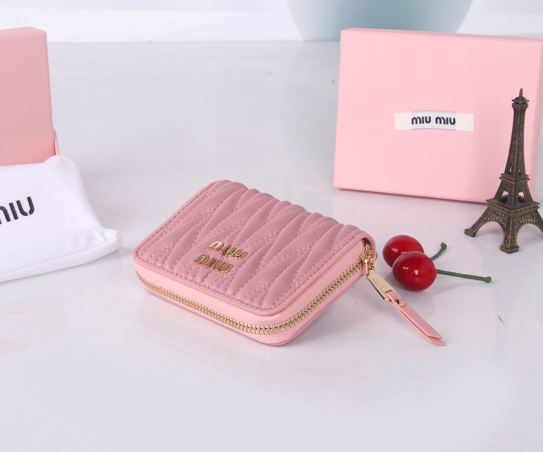 Miumiu Thermal Lambskin Wallet: Black and Pink, Classic Flower Design, 12*8.5 Dimensions - 图片 5