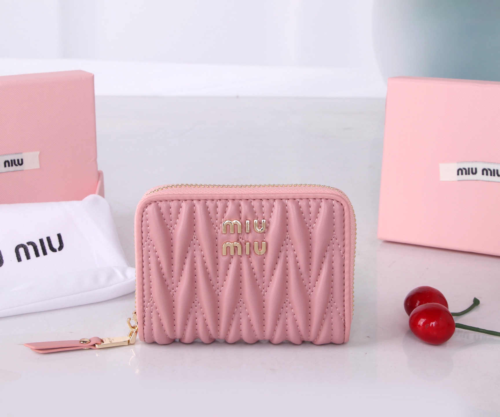 Miumiu Thermal Lambskin Wallet: Black and Pink, Classic Flower Design, 12*8.5 Dimensions - 图片 1