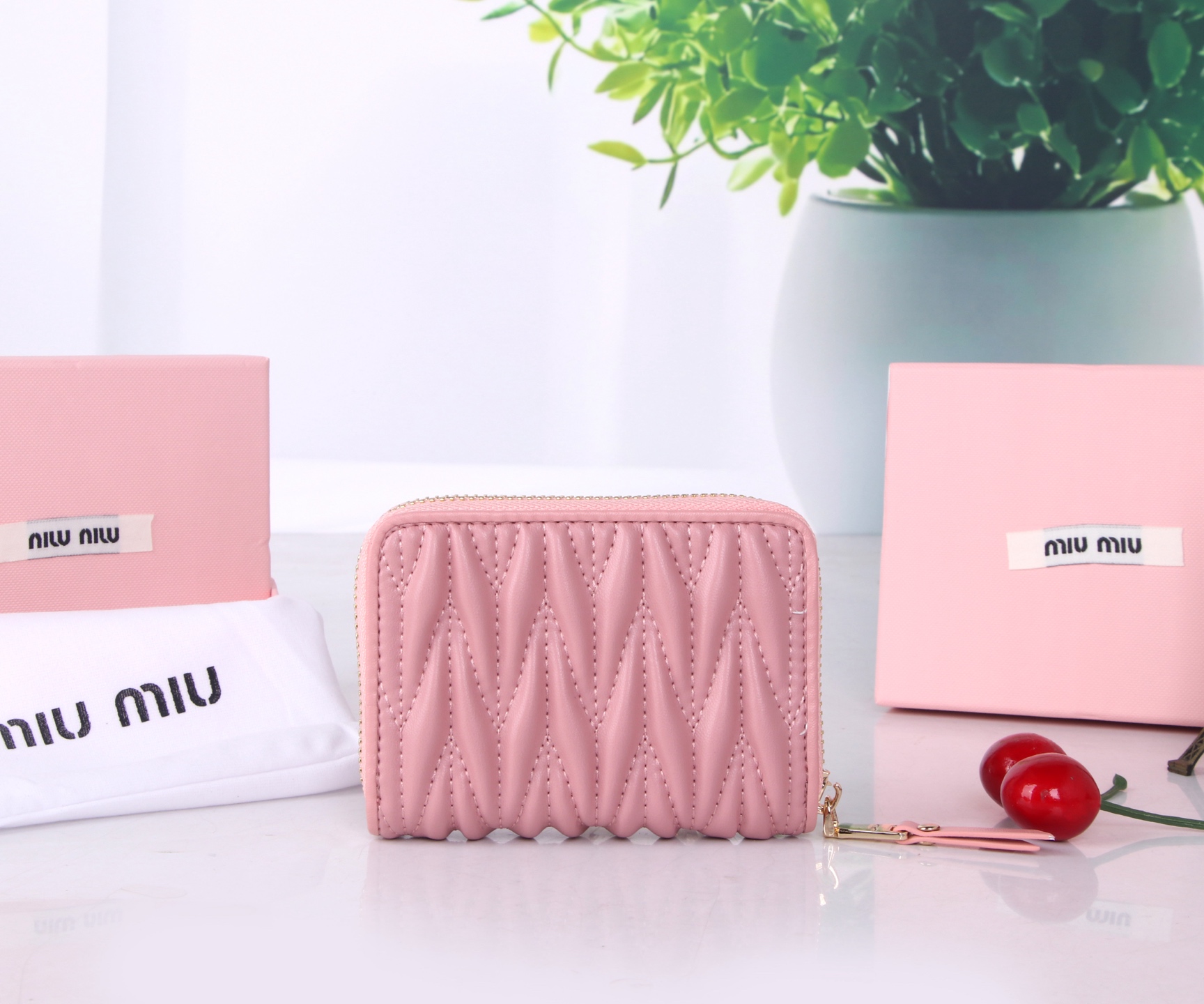 Miumiu Thermal Lambskin Wallet: Black and Pink, Classic Flower Design, 12*8.5 Dimensions - 图片 2