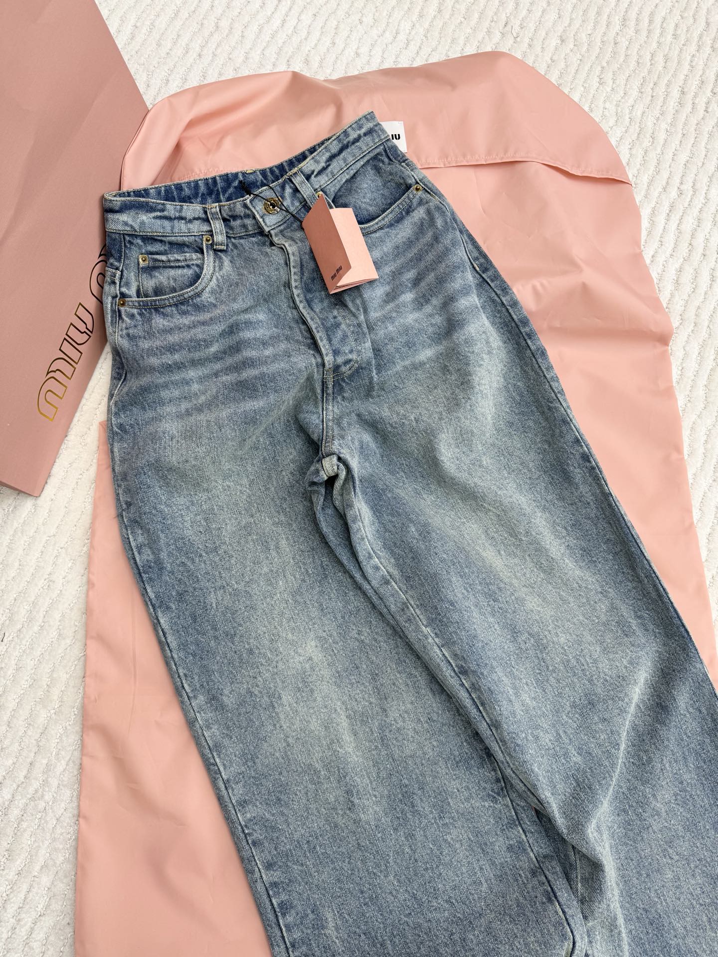 NO:802961,Original development~~ Miu Miu light-colored straight jeans, classic high-waisted design, washed and distressed craftsmanship bring a retro feel. Three-dimensional cutting modifies the leg shape, making you look slimmer and taller, and is friendly to pear-shaped and apple-shaped figures!  Customized hardware buttons with exquisite and durable details. The light blue color is versatile and can be worn for commuting and leisure in spring and summer. Paired with a short top or shirt, you can easily get a fashionable feel~ It is suitable for daily outings and outdoor activities. SML detailed pictures are taken in real photos,,miumiu,jeans,shirts,19860909原版开发～～ Miu Miu浅色直筒牛仔裤经典高腰设计水洗做旧工艺带来复古感 立体裁剪修饰腿型,显瘦显高,梨形、苹果型身材都友好！定制五金纽扣 细节精致耐用.浅蓝色百搭,春夏通勤休闲都能穿,搭配短款上衣或衬衫,轻松get时髦感～日常出街、户外活动都很适合哦 SML 细节图实拍,,miumiu,jeans,shirts,,Women's clothing