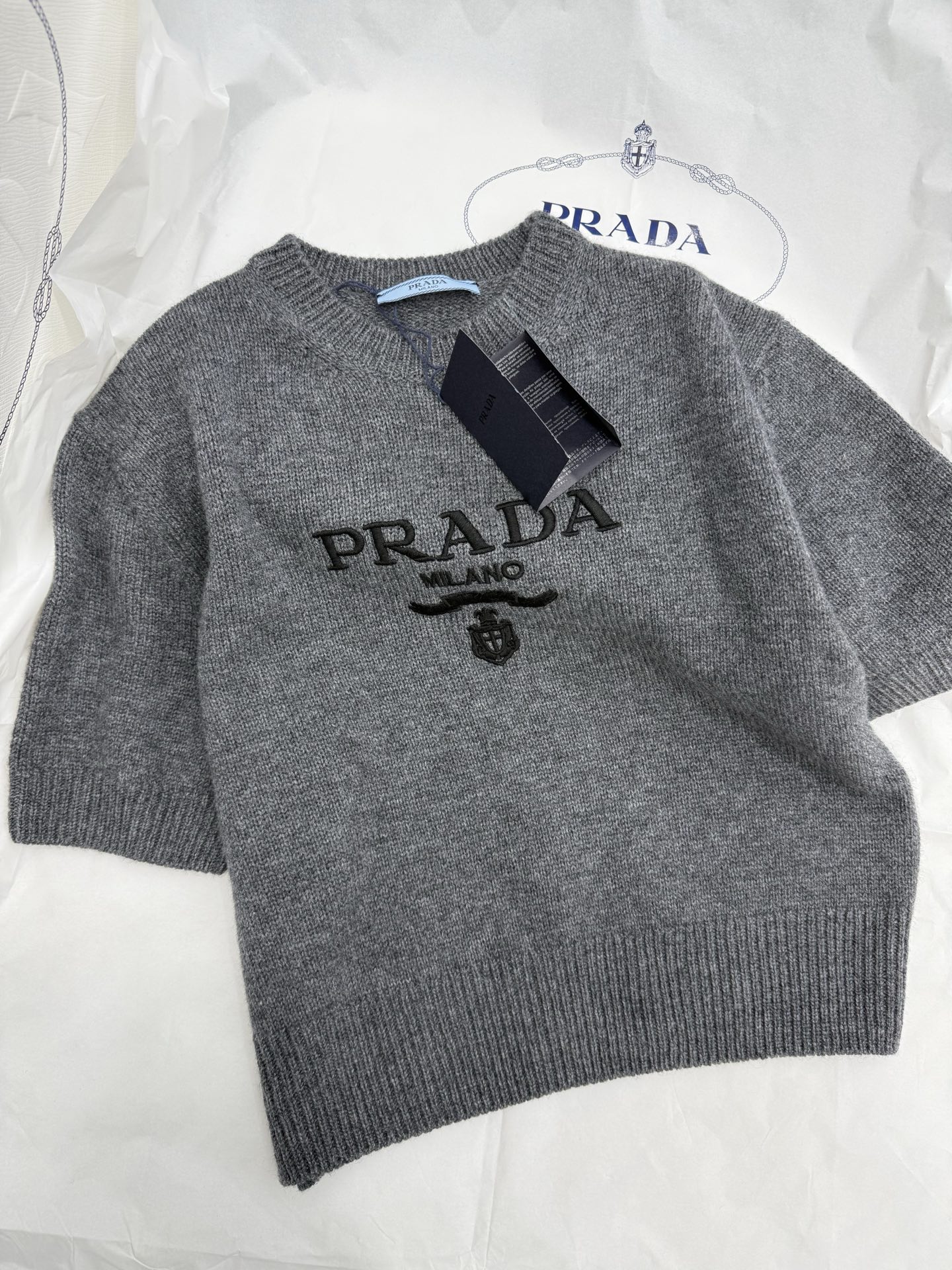 NO:799721,Original development~~ The gray knitted short-sleeved sweater is made of high-quality 70% wool and 30% cashmere, both of which are sufficient~~ soft and comfortable, perfect for autumn and winter!  Front brand logo + triangle logo, simple and high-end. Short-sleeved design, very fashionable when paired with high-waisted pants or skirts, suitable for commuting and leisure. Actual shot of SML details, skirts, sweaters, T-shirt,19860909原版开发～～ 灰色针织短袖毛衣选用高品质 70羊毛 30山羊绒 都是够份量的～～柔软舒适,秋冬季节超适合！正面品牌标志+三角徽标,简约又高级.短袖设计,搭配高腰裤或裙装都很时髦,通勤休闲都能hold住 SML细节图实拍,,skirts,sweaters,T-shirt,,Women's clothing