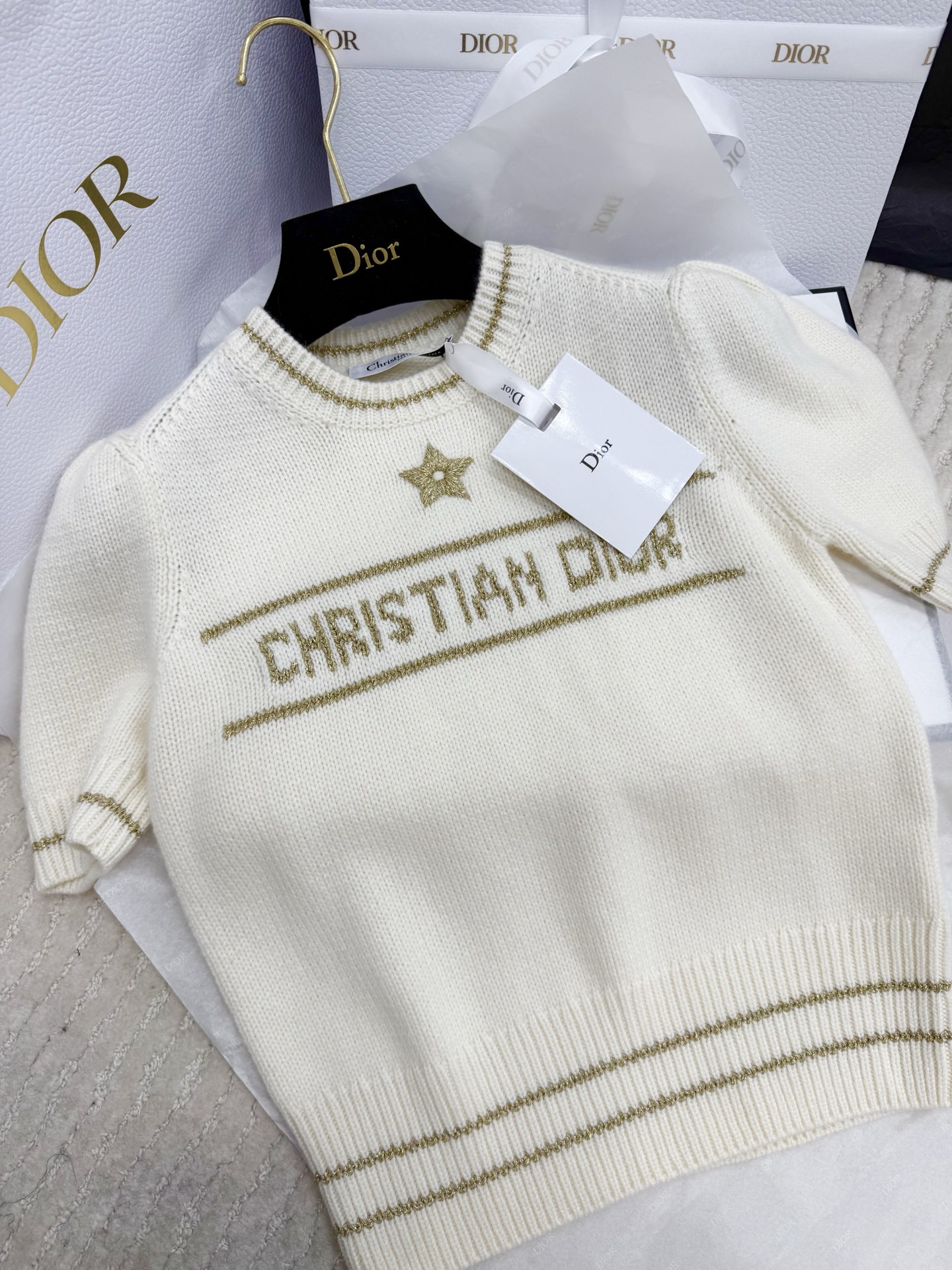NO:803626,Original development~~ Gold thread embroidered short-sleeved platinum color + gold star embroidery, elegant and high-end!  Cashmere and wool blend, soft and skin-friendly, short-sleeved design, super comfortable to wear in spring and summer. Hand-embroidered letters on the front, full of details, full of brand feel. It can be worn with skirts or trousers on daily basis, and can easily create a rich girl style or French gentle style. It is practical and fashionable, and is one of the must-have items this season. Actual shot of SML details, skirts, T-shirt,19860909原版开发～～ 金丝线刺绣短袖白金配色+金色星星刺绣,优雅又高级！羊绒羊毛混纺,柔软亲肤,短袖设计春夏穿超舒适 正面字母手工刺绣,细节满分,品牌感十足.日常可搭裙装或裤装,轻松打造富家千金风或法式温柔风,实用又时髦,是本季必入单品之一 SML细节图实拍,,skirts,T-shirt,,Women's clothing