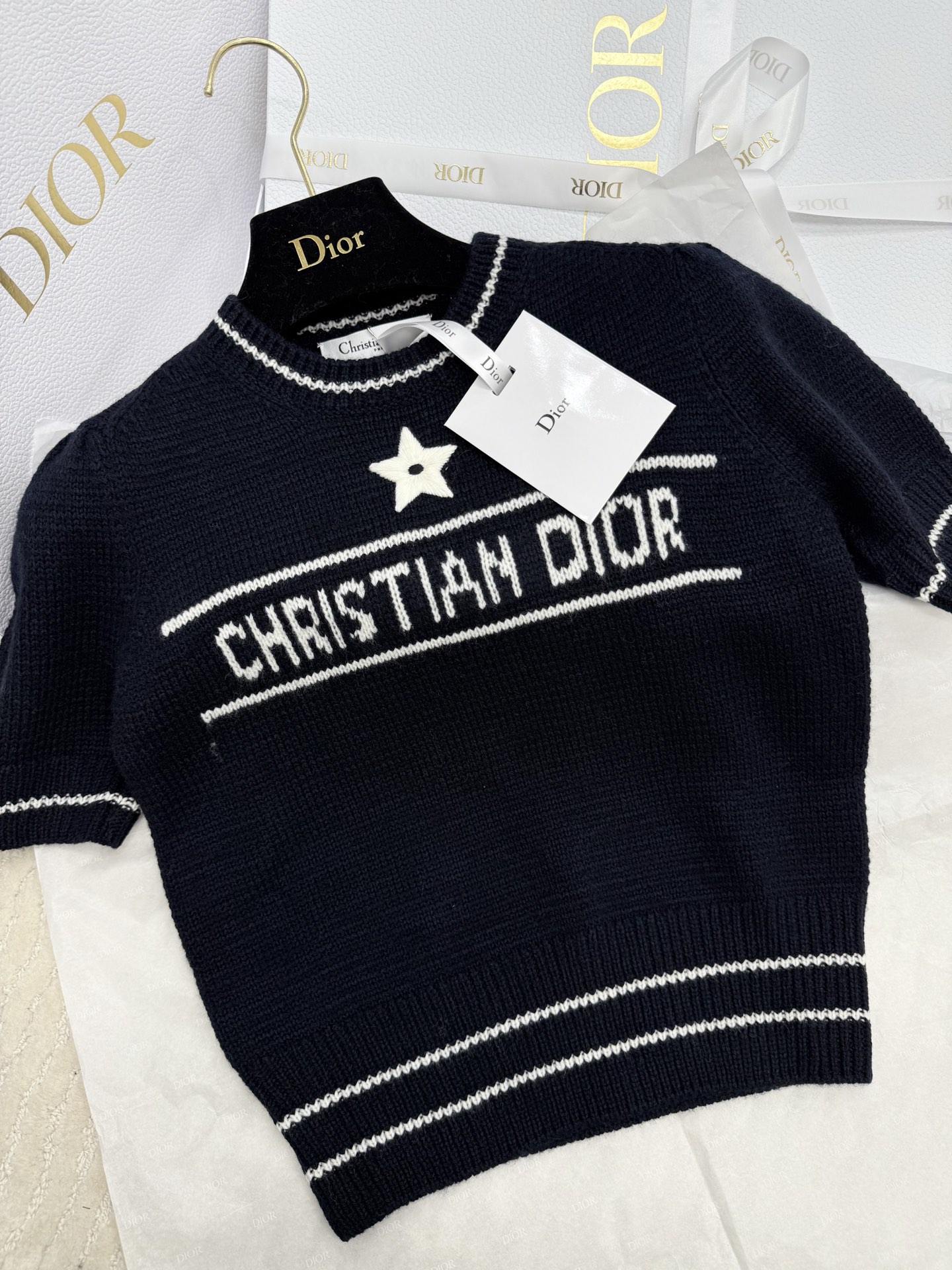 NO:806191,Original development~~ Classic Lucky Star knitted short-sleeved navy blue main color + white jacquard, 'CHRISTIAN DIOR' letters and five-pointed star embroidery on the chest, full of brand sense. 30 cashmere wool, soft and delicate, super comfortable to wear ~ Threaded closure design, micro puff sleeves on the shoulders, slim and slim, easy to control for commuting and dating!  It is fashionable to wear with jeans or short skirts every day. It is classic but not outdated. It is the most popular style of Dior. SML detailed pictures, dior, skirts, jeans, T-shirt,19860909原版开发～～ 经典款幸运星针织短袖藏青色主调+白色提花,胸前“CHRISTIAN DIOR”字母和五角星刺绣,品牌感满满 30山羊绒羊毛,柔软细腻,穿着超舒适～螺纹收口设计,肩膀微泡泡袖,修身显瘦,通勤约会都能轻松驾驭！日常搭牛仔裤或短裙都很时髦,经典不过时,是Dior热门爆款 SML细节图实拍,,dior,skirts,jeans,T-shirt,,Women's clothing