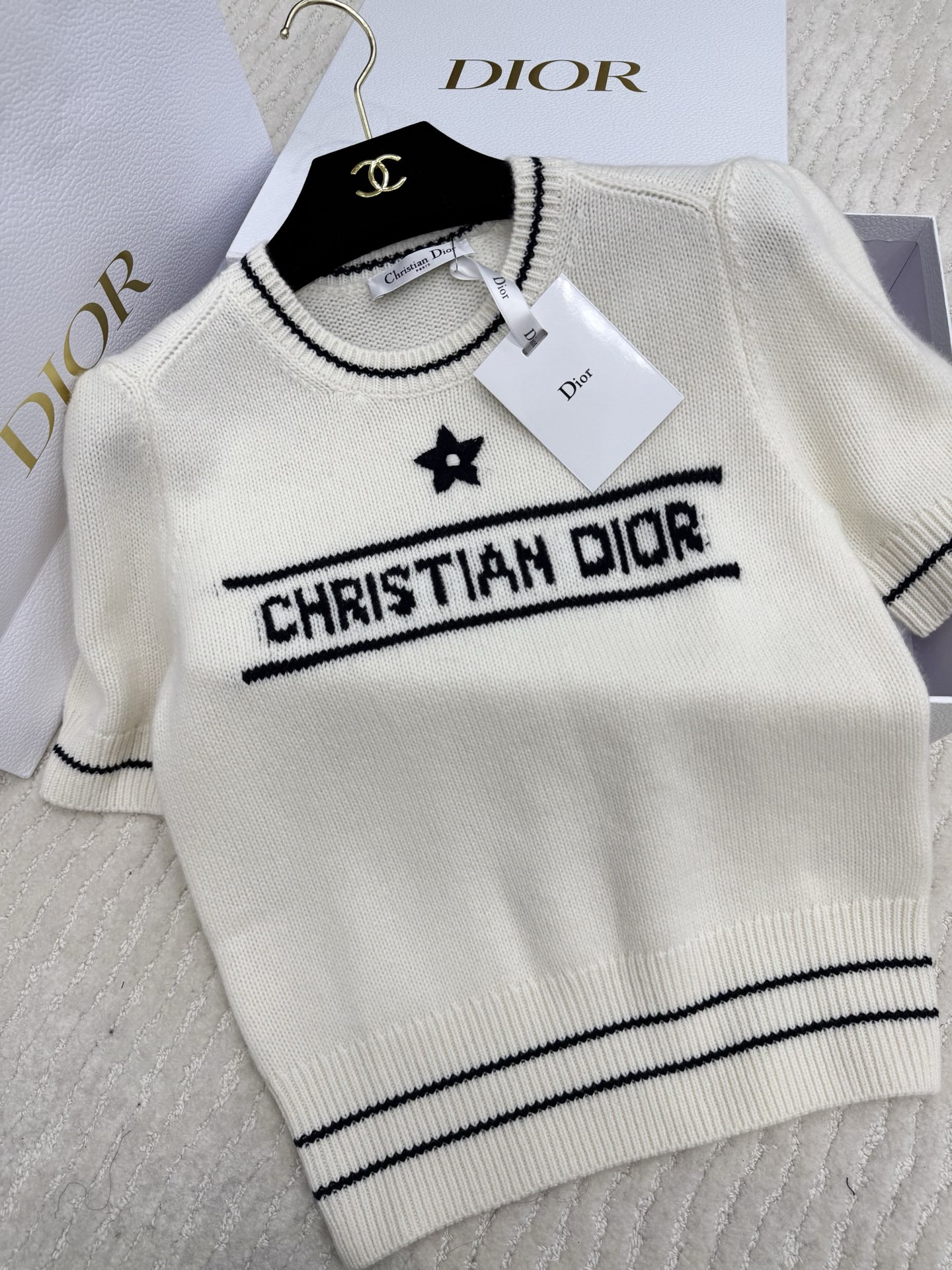 NO:803623,Original development~~ Lucky Star knitted short-sleeved milky white cashmere material, soft and thick, perfect for spring and autumn!  The 'CHRISTIAN DIOR' letters + star pattern on the front are full of French elegance. The puff sleeve design modifies the arm lines, and the short version makes you taller and slimmer. It looks great with high-waisted pants or skirts ~ It can be worn for daily commuting and leisure. It is the same style for celebrities and a popular style in fashion circles. It is practical and recognizable. I really recommend it!  SML detailed pictures, real shots, dior, skirts, T-shirt,19860909原版开发～～ 幸运星针织短袖乳白色羊绒材质,柔软有厚度,春秋穿超合适！正面“CHRISTIAN DIOR”字母+星星图案,法式优雅感满满.泡泡袖设计修饰手臂线条,短款版型显高显瘦,搭高腰裤或裙都很出彩～日常通勤、休闲都能穿,明星同款,时尚圈爆款,实用又有辨识度,真的很推荐！SML细节图实拍,,dior,skirts,T-shirt,,Women's clothing