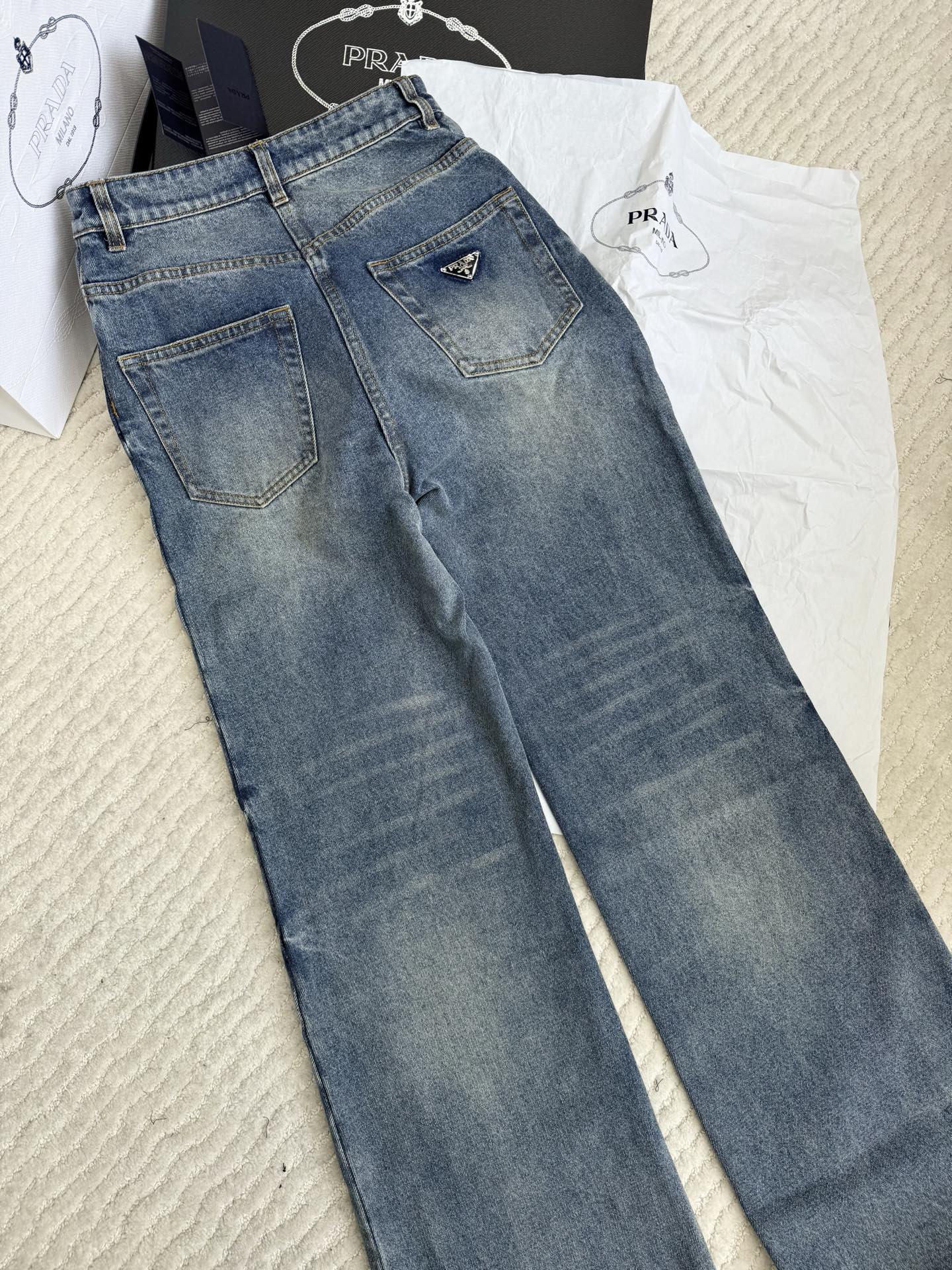 NO:800238,Original development~~ Prada five-pocket denim jeans with light blue wash and classic triangle logo, simple and high-end!  Imported denim fabric, soft and drapey, super comfortable to wear, and the metal triangle mark on the back pocket is very recognizable. The high-waisted design elongates the leg proportions, and the straight version modifies the leg shape. It is friendly to a variety of body types ~ It can be easily controlled for daily commuting and leisure, and it is very fashionable to match with a short top or shirt. SML detailed photos, prada, jeans, shirts,19860909原版开发～～ Prada五袋丹宁牛仔裤浅蓝水洗＋经典三角标,简约又高级！进口牛仔布料,柔软垂坠,穿着超舒适,后袋金属三角标超有辨识度.高腰设计拉长腿部比例,直筒版型修饰腿型,对多种身材都很友好～日常通勤、休闲都能轻松驾驭,搭配短上衣或衬衫都很时髦 SML细节图实拍,,prada,jeans,shirts,,Women's clothing