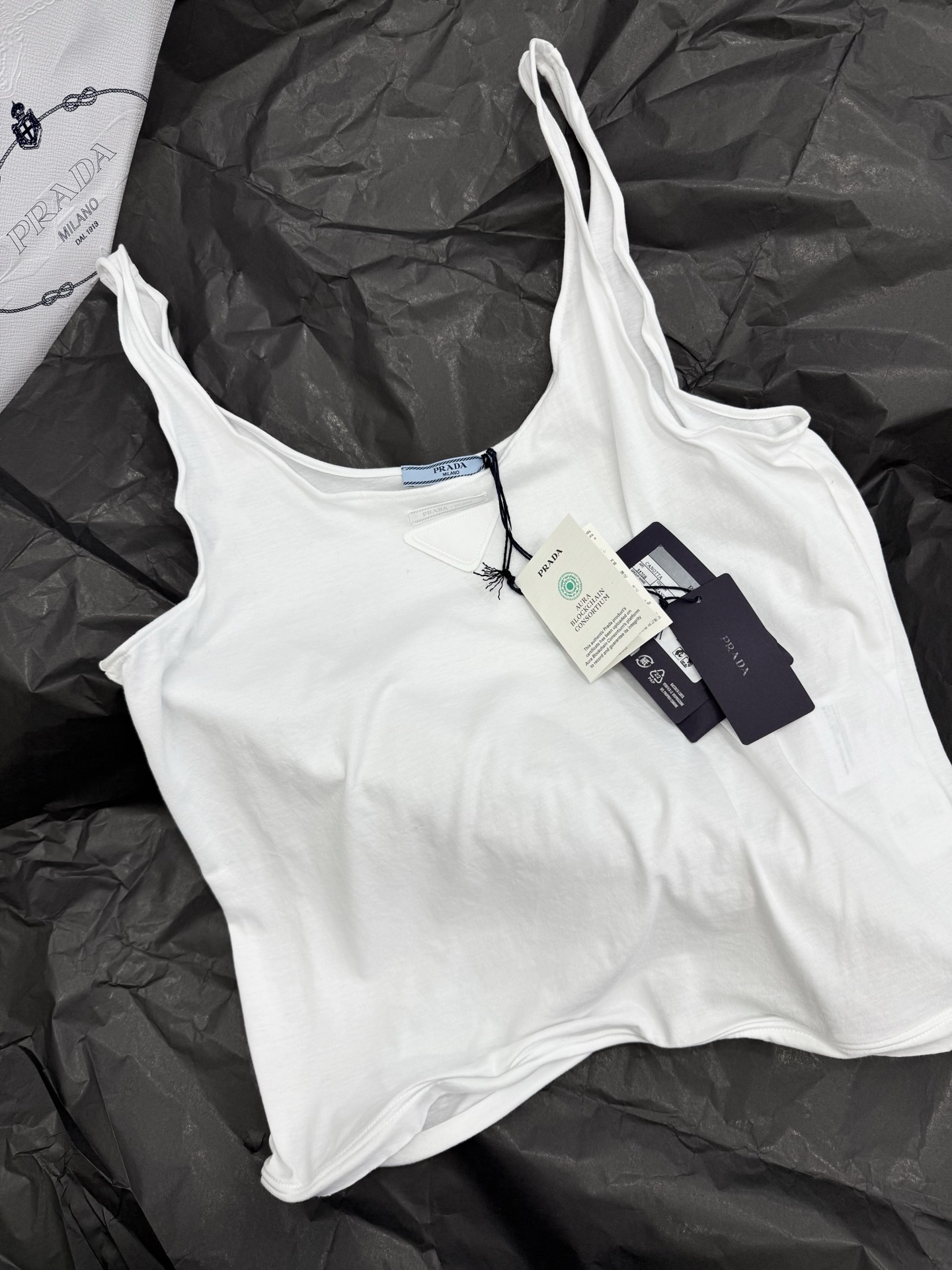 NO:802445,Authentic real shot ~ original development ~ 26ss white camisole made of soft pure cotton, skin-friendly and breathable, super comfortable to wear in spring and summer!  Thin shoulder straps + U-shaped neckline, with built-in steel ring, you can pinch and shape it at will. Simple and versatile, it can be worn alone or as an inner layer. It can be easily used for daily commuting and leisure. It is comfortable and high-quality. It is a basic wardrobe essential!  SML genuine real shot,,19860909正品实拍～原版开发～ 26ss 白色吊带背心采用柔软纯棉,亲肤又透气,春夏穿超舒服！细肩带+U型领口,自带钢圈可随意捏褶造型 简约百搭,单穿or内搭都OK 日常通勤、休闲都能轻松驾驭,舒适又有质感,是衣橱必备基础款！SML正品实拍,,,Women's clothing