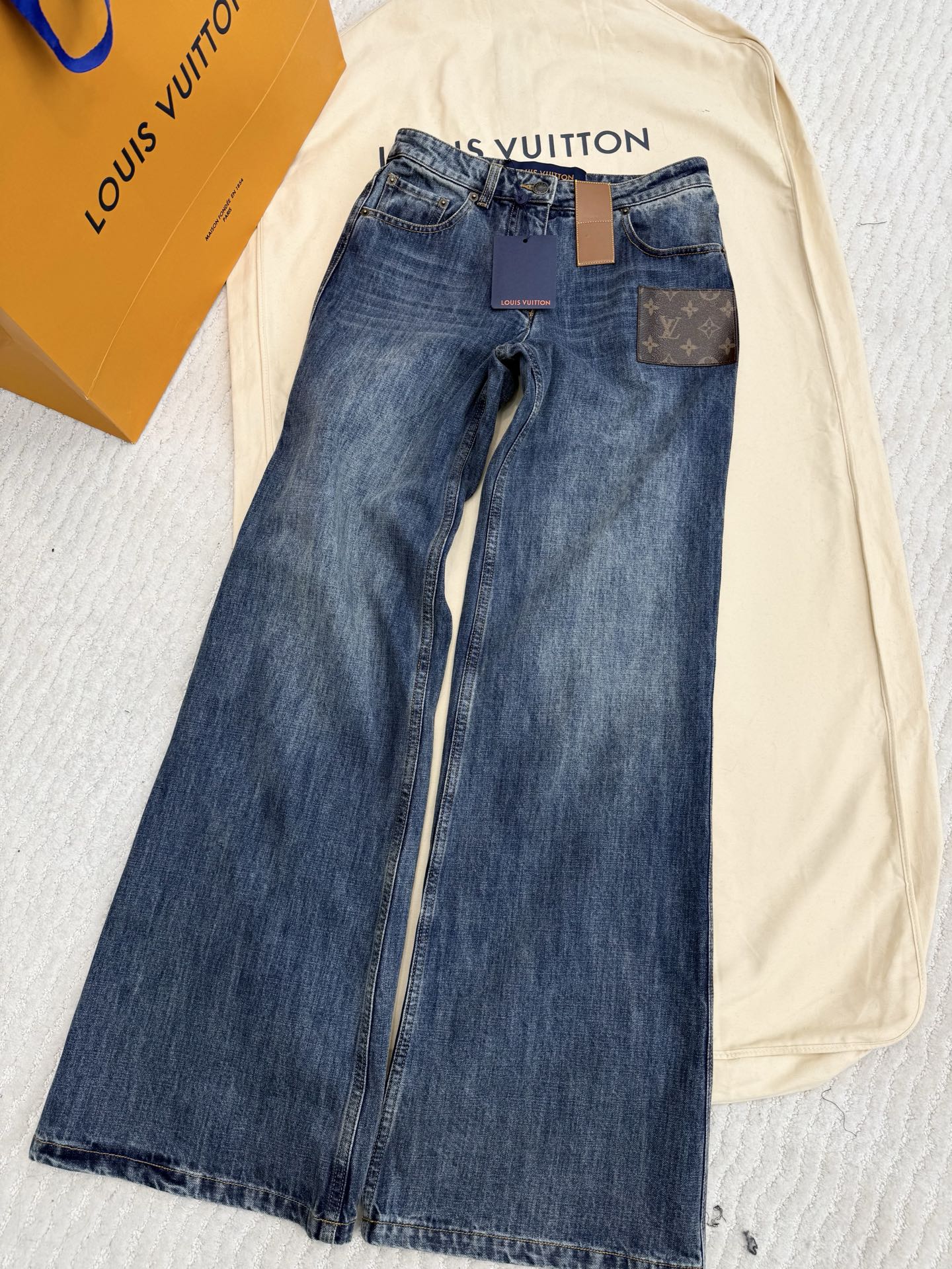 NO:800799,Original development~~ LV Monogram jeans, classic straight fit, presbyopic leather labeling, full of brand feel. High-quality denim, washed to create retro blue, wear-resistant and comfortable. The mid-waist hip design elongates the leg proportions, making you look taller and slimmer, and can be easily controlled for daily commuting or leisure. It is very fashionable with sports shoes and leather shoes, and is a must-have and versatile item for the wardrobe. Actual SML details, Louis Vuitton, sneakers, jeans,19860909原版开发～～ LV Monogram牛仔裤经典直筒版型 老花皮贴标,品牌感满满 高品质牛仔布,洗水工艺打造复古蓝色,耐磨又舒适.中腰卡胯设计拉长腿部比例,显高显瘦,日常通勤或休闲都能轻松驾驭.搭配运动鞋、皮鞋都很时髦,是衣橱必备百搭单品 SML细节图实拍,,louis vuitton,sneakers,jeans,,Women's clothing