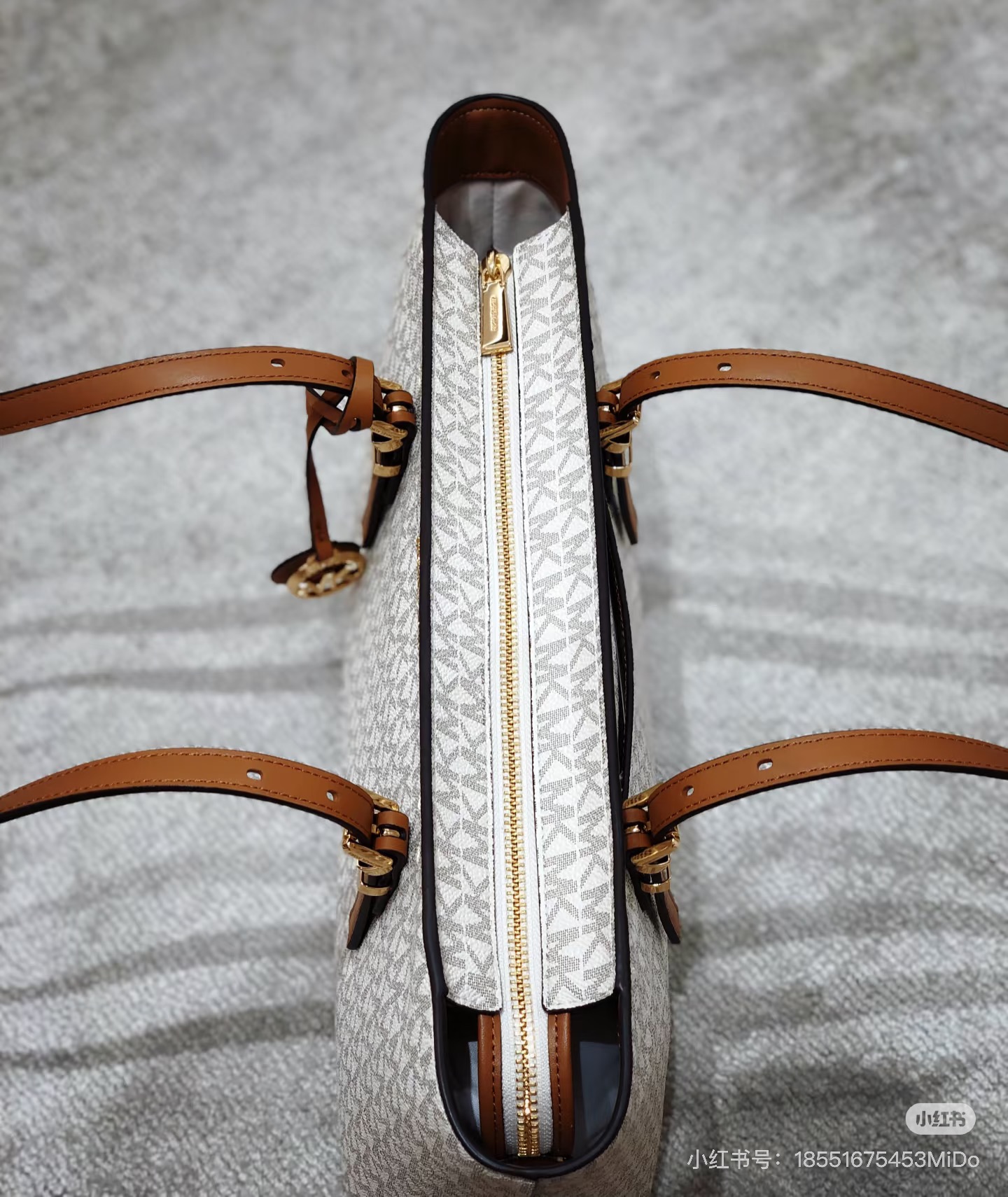 Michael Kors ～MK 中号托特包 大方简约的外形 搭配圆形MK Logo 金属挂饰 透露着年轻活力