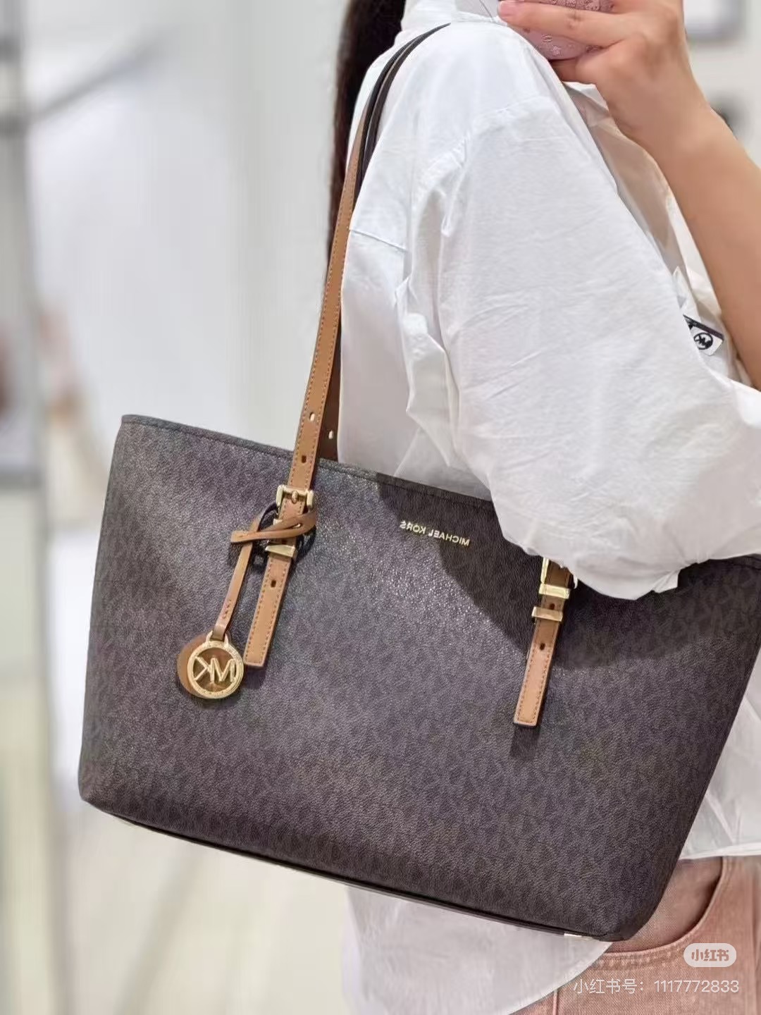 Michael Kors ～MK 中号托特包 大方简约的外形 搭配圆形MK Logo 金属挂饰 透露着年轻活力
