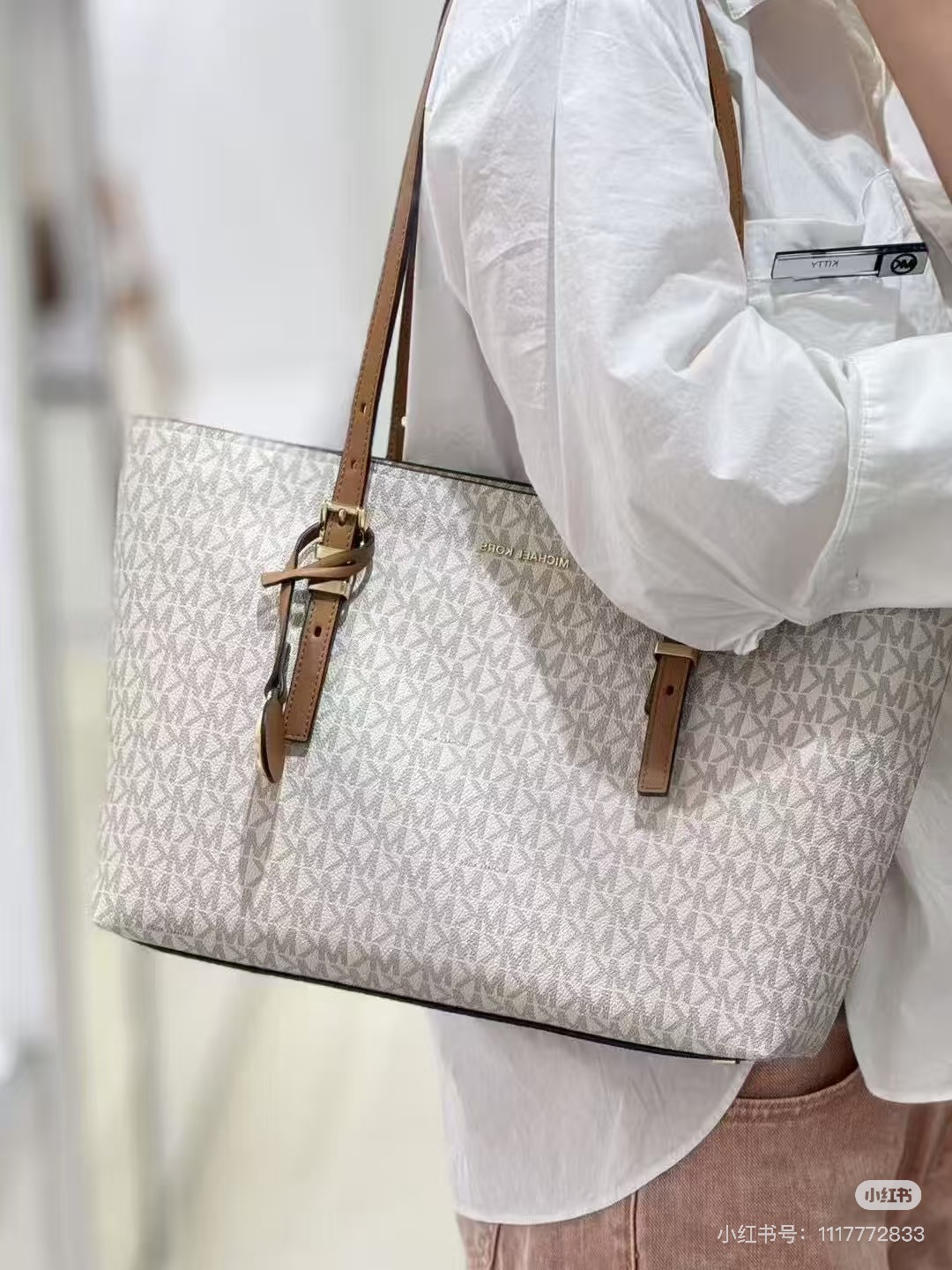 Michael Kors ～MK 中号托特包 大方简约的外形 搭配圆形MK Logo 金属挂饰 透露着年轻活力
