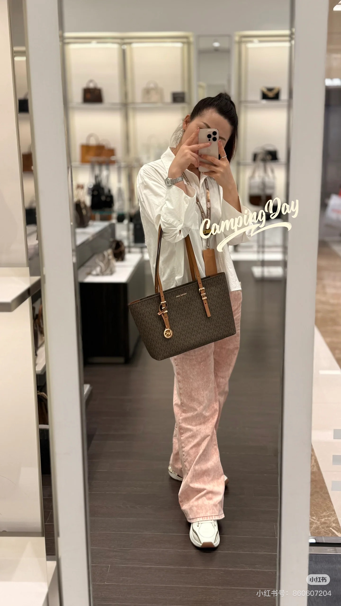 Michael Kors ～MK 中号托特包 大方简约的外形 搭配圆形MK Logo 金属挂饰 透露着年轻活力