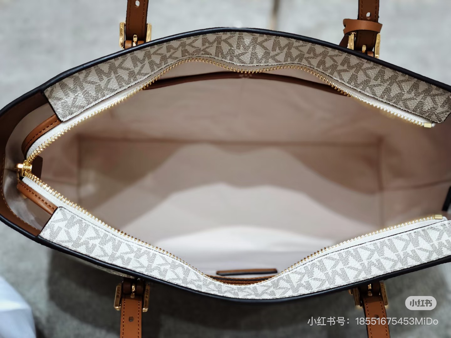 Michael Kors ～MK 中号托特包 大方简约的外形 搭配圆形MK Logo 金属挂饰 透露着年轻活力