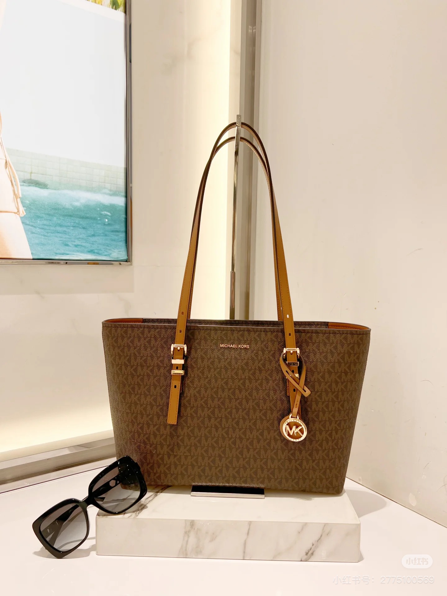 Michael Kors ～MK 中号托特包 大方简约的外形 搭配圆形MK Logo 金属挂饰 透露着年轻活力