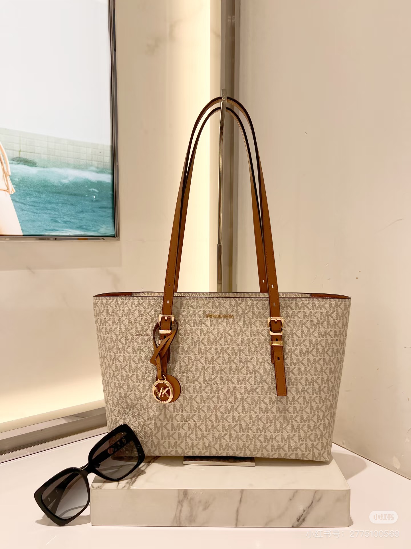 Michael Kors ～MK 中号托特包 大方简约的外形 搭配圆形MK Logo 金属挂饰 透露着年轻活力