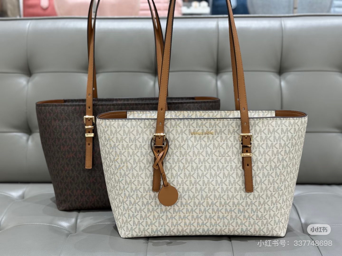 Michael Kors ～MK 中号托特包 大方简约的外形 搭配圆形MK Logo 金属挂饰 透露着年轻活力