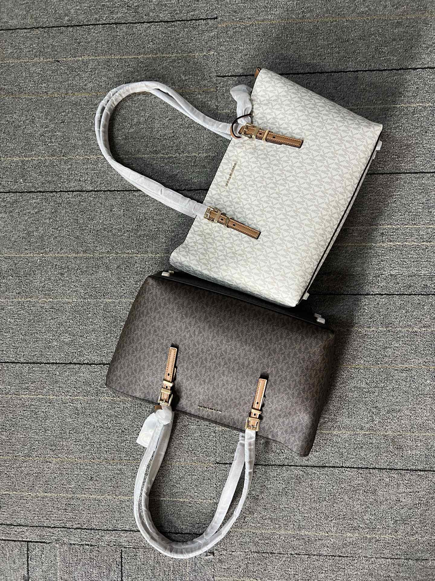 Michael Kors ～MK 中号托特包 大方简约的外形 搭配圆形MK Logo 金属挂饰 透露着年轻活力
