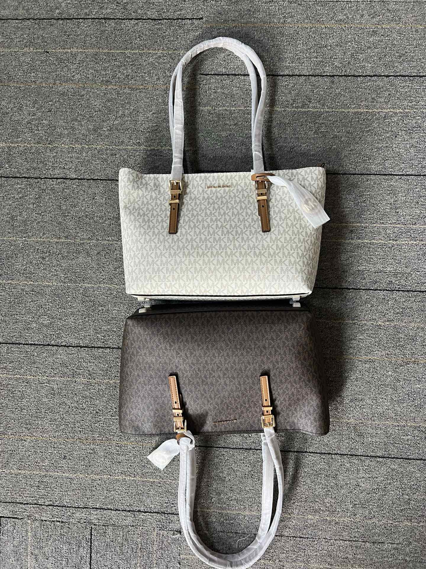 Michael Kors ～MK 中号托特包 大方简约的外形 搭配圆形MK Logo 金属挂饰 透露着年轻活力