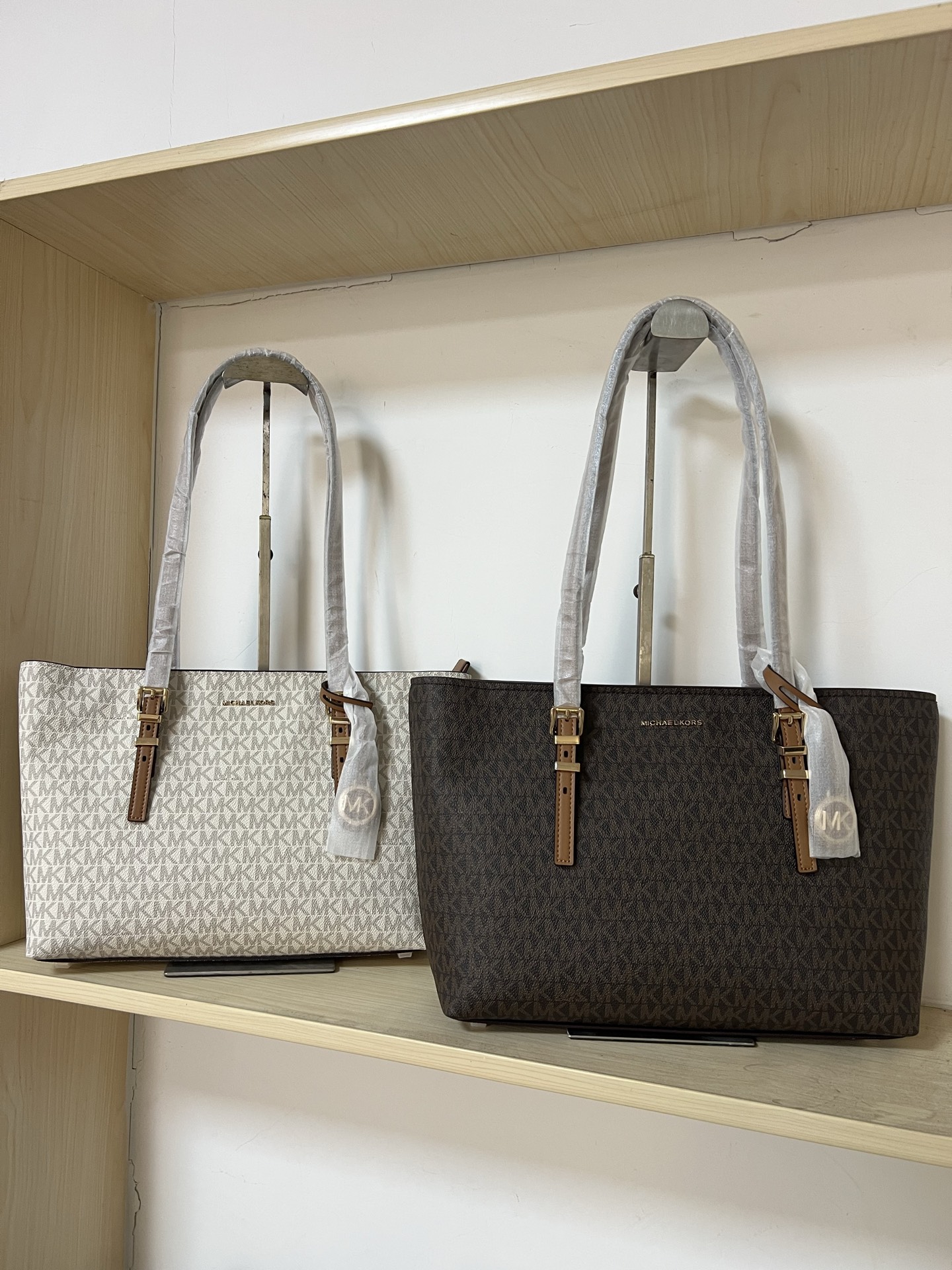 Michael Kors ～MK 中号托特包 大方简约的外形 搭配圆形MK Logo 金属挂饰 透露着年轻活力