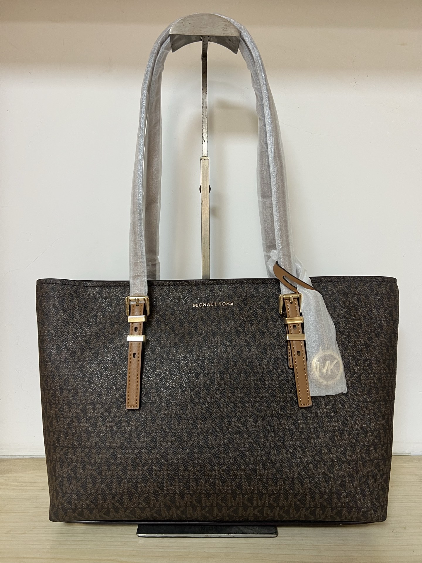 Michael Kors ～MK 中号托特包 大方简约的外形 搭配圆形MK Logo 金属挂饰 透露着年轻活力