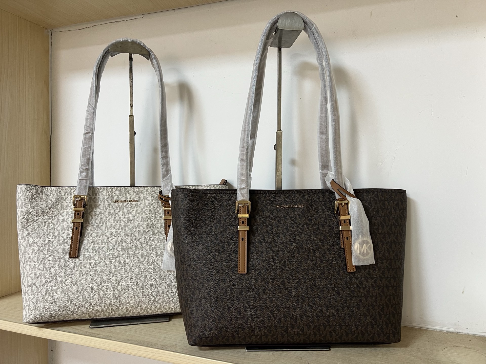 Michael Kors ～MK 中号托特包 大方简约的外形 搭配圆形MK Logo 金属挂饰 透露着年轻活力