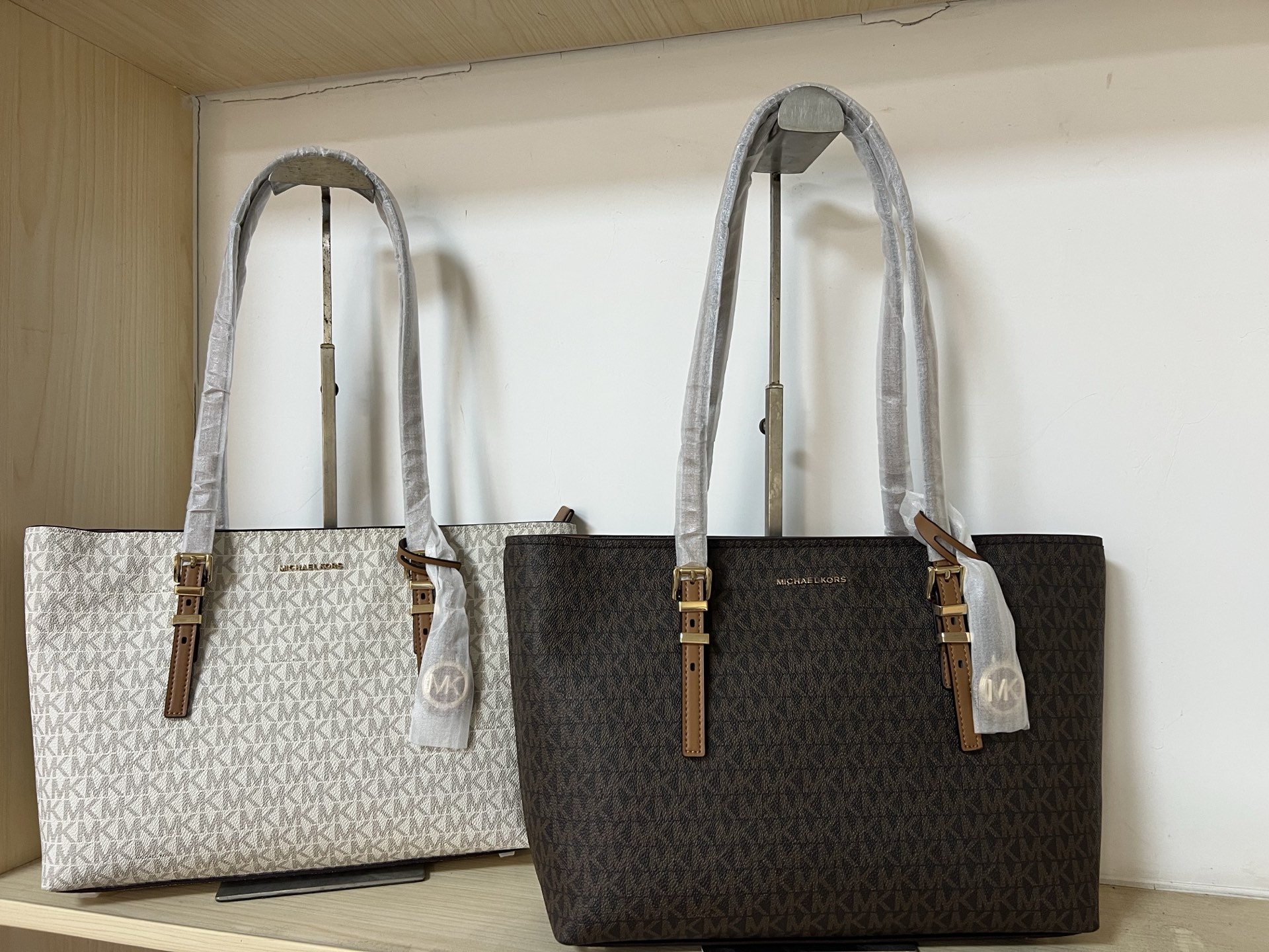 Michael Kors ～MK 中号托特包 大方简约的外形 搭配圆形MK Logo 金属挂饰 透露着年轻活力