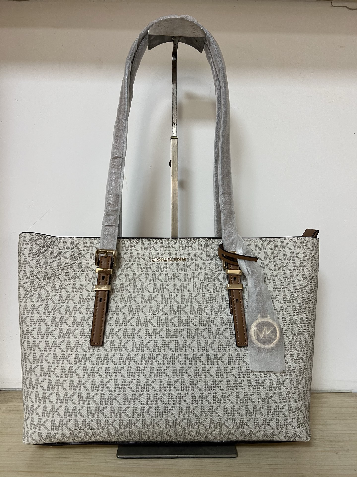 Michael Kors ～MK 中号托特包 大方简约的外形 搭配圆形MK Logo 金属挂饰 透露着年轻活力