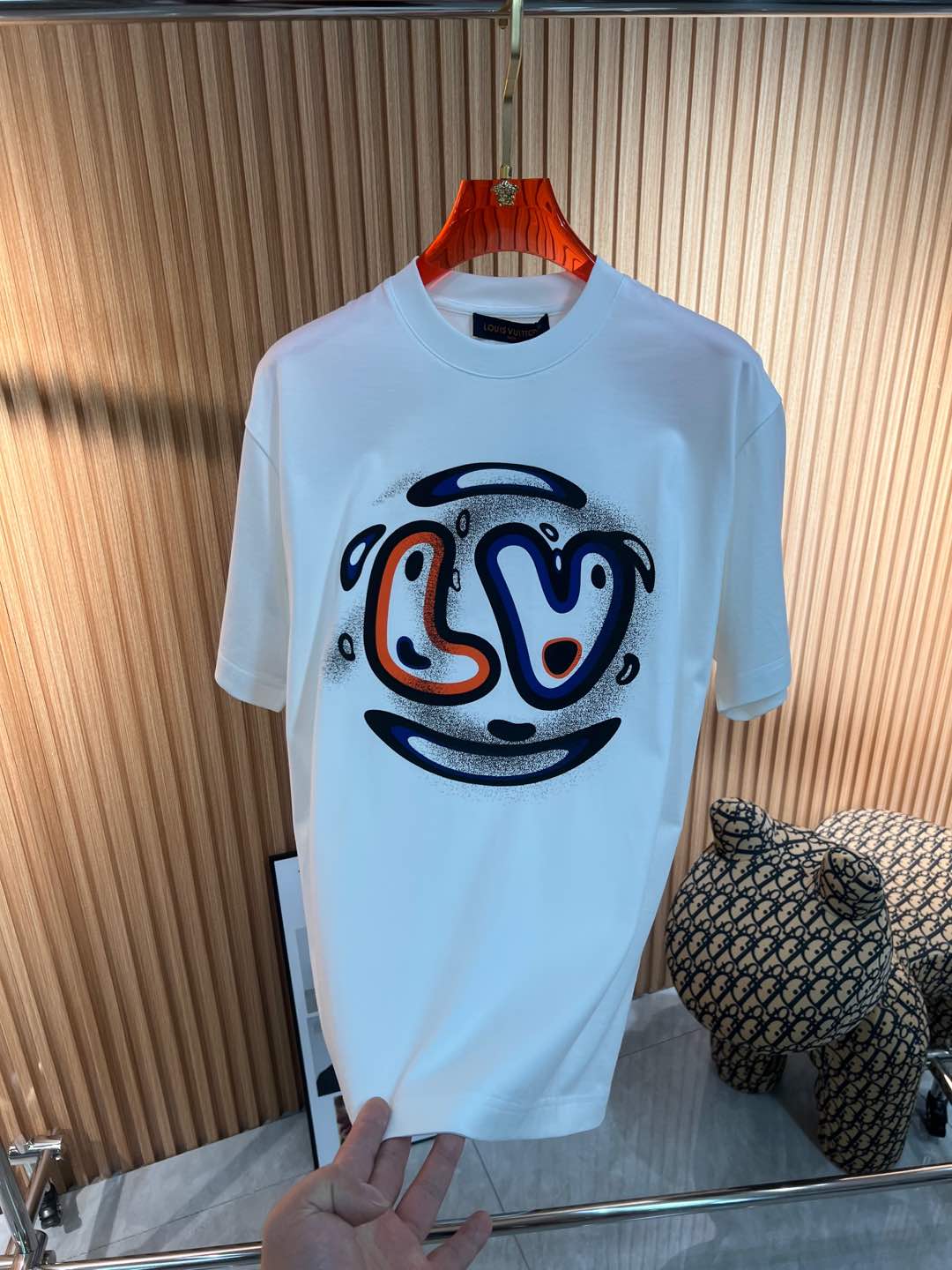   Lv  2025春夏新款首发专柜最新款短袖圆领T恤 高端订制 设计前卫时尚！品牌logo重工艺设计 