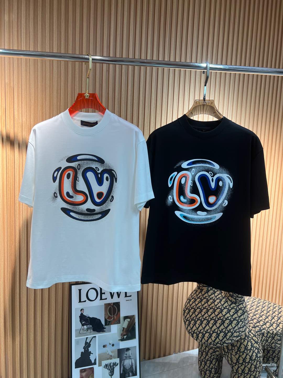   Lv  2025春夏新款首发专柜最新款短袖圆领T恤 高端订制 设计前卫时尚！品牌logo重工艺设计 