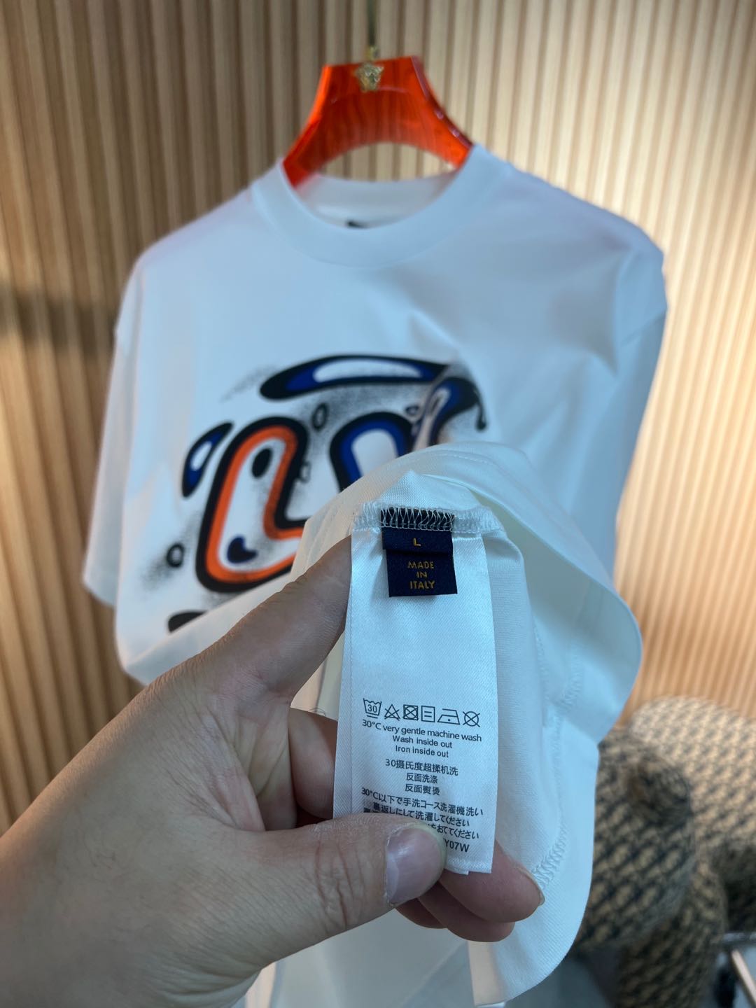   Lv  2025春夏新款首发专柜最新款短袖圆领T恤 高端订制 设计前卫时尚！品牌logo重工艺设计 