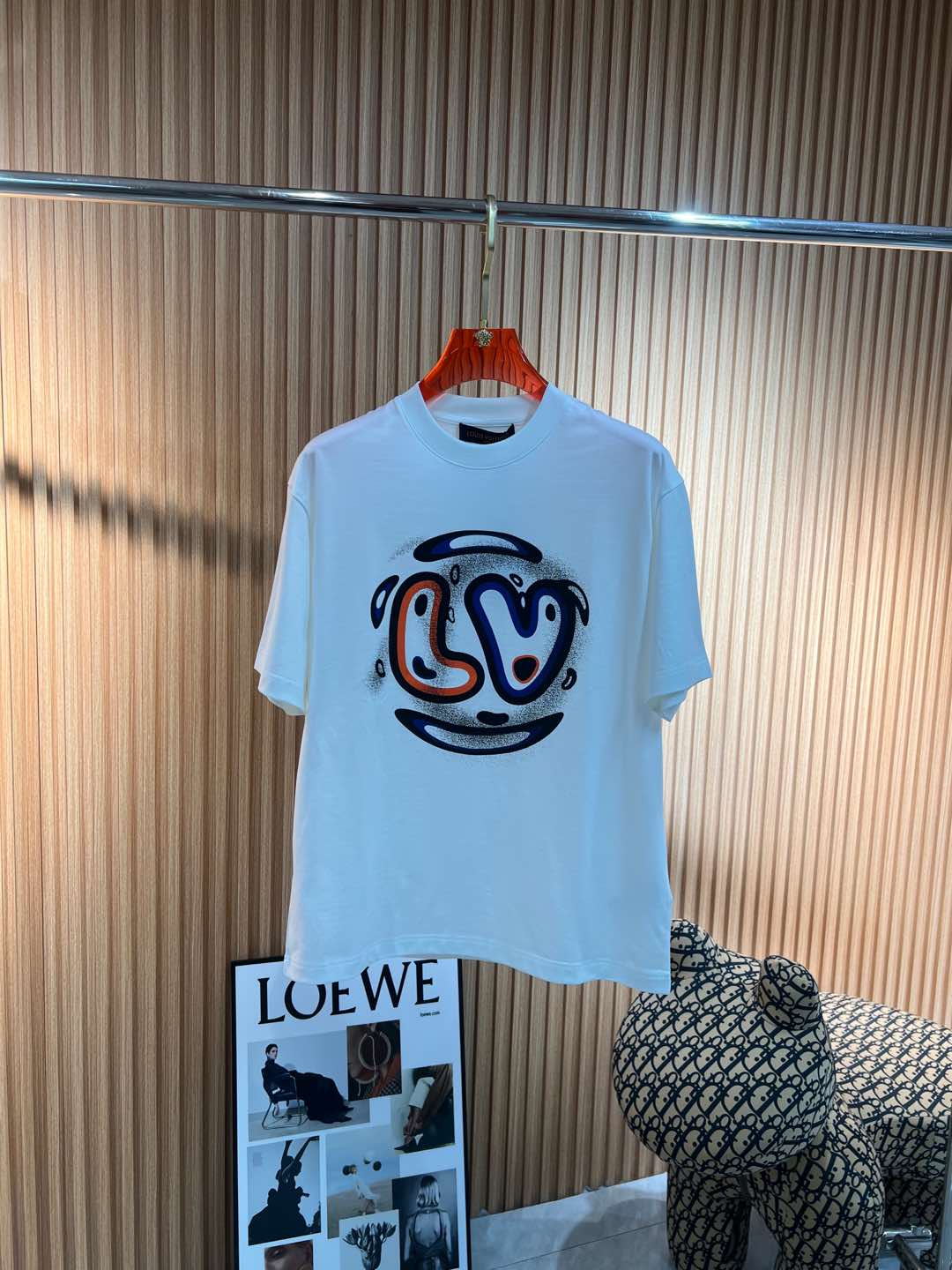   Lv  2025春夏新款首发专柜最新款短袖圆领T恤 高端订制 设计前卫时尚！品牌logo重工艺设计 