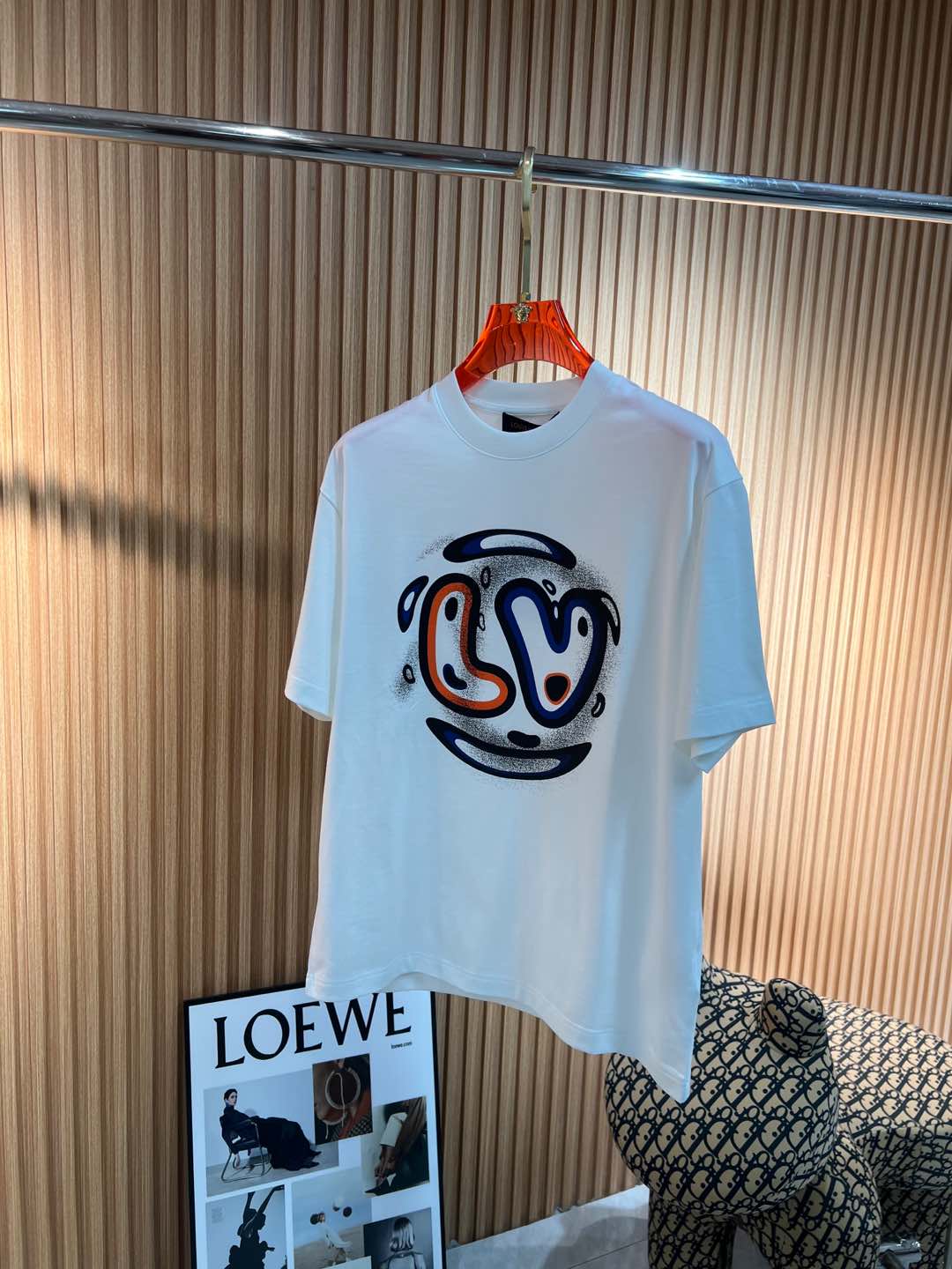   Lv  2025春夏新款首发专柜最新款短袖圆领T恤 高端订制 设计前卫时尚！品牌logo重工艺设计 