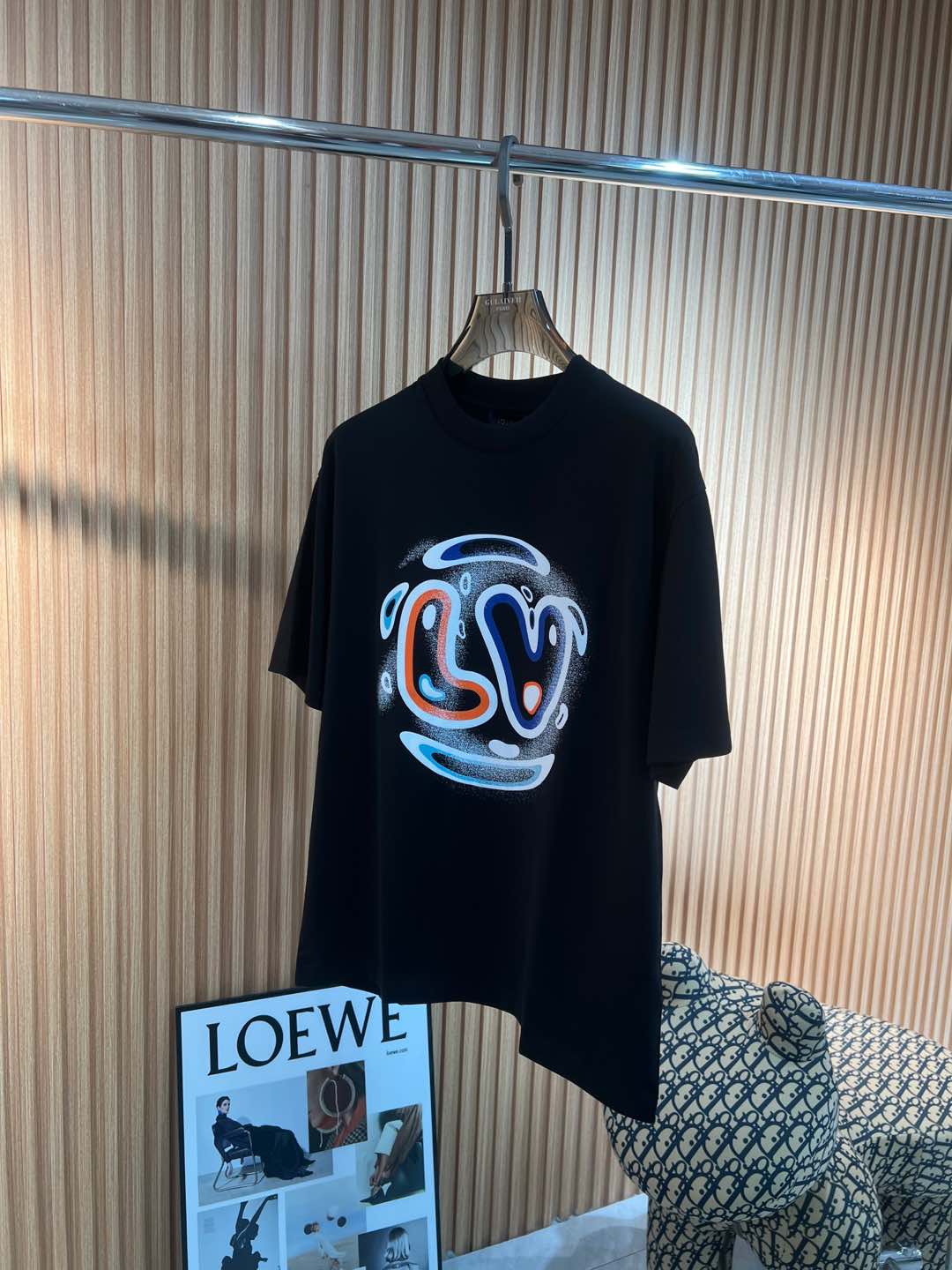   Lv  2025春夏新款首发专柜最新款短袖圆领T恤 高端订制 设计前卫时尚！品牌logo重工艺设计 
