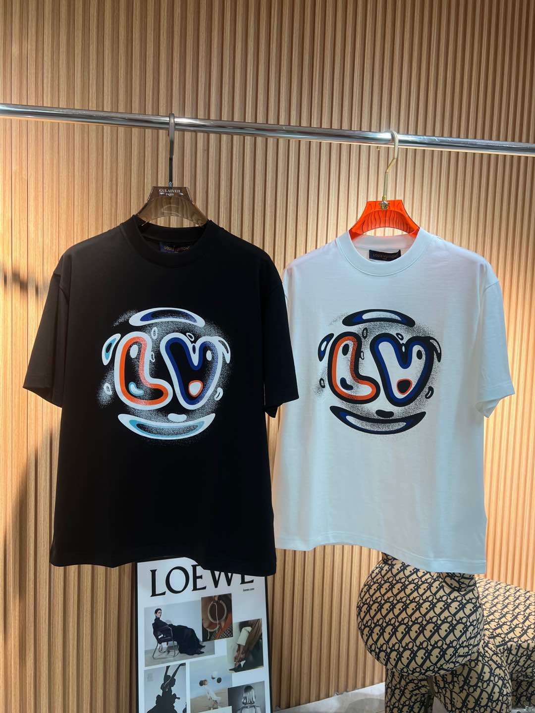   Lv  2025春夏新款首发专柜最新款短袖圆领T恤 高端订制 设计前卫时尚！品牌logo重工艺设计 