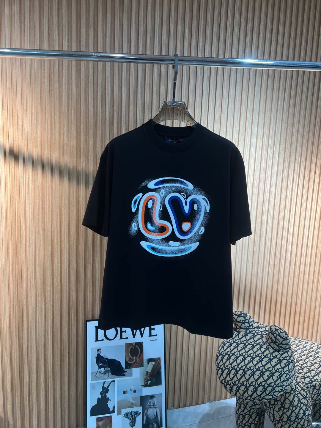   Lv  2025春夏新款首发专柜最新款短袖圆领T恤 高端订制 设计前卫时尚！品牌logo重工艺设计 