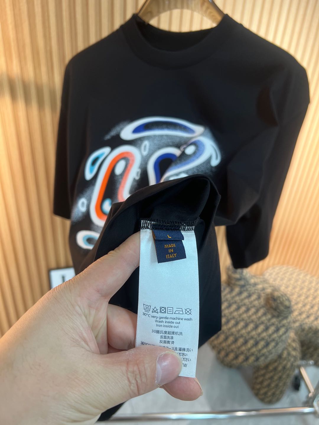   Lv  2025春夏新款首发专柜最新款短袖圆领T恤 高端订制 设计前卫时尚！品牌logo重工艺设计 