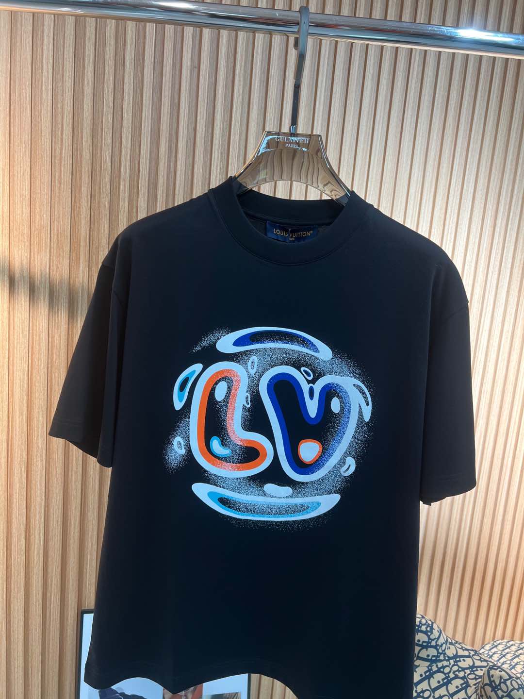   Lv  2025春夏新款首发专柜最新款短袖圆领T恤 高端订制 设计前卫时尚！品牌logo重工艺设计 