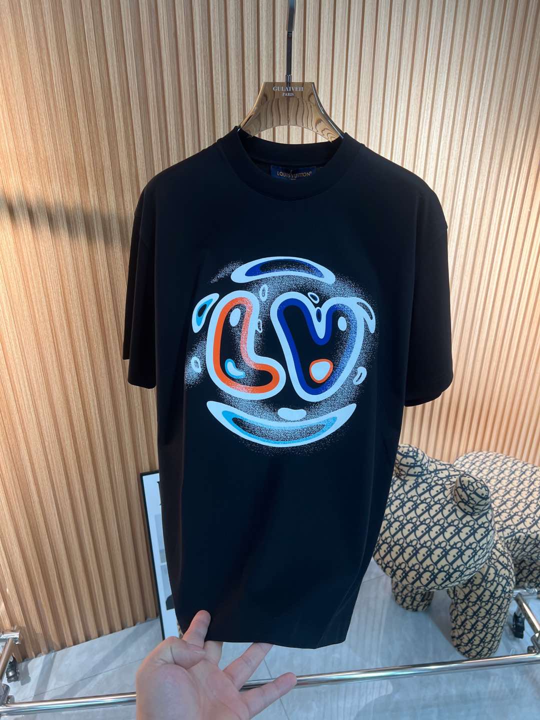   Lv  2025春夏新款首发专柜最新款短袖圆领T恤 高端订制 设计前卫时尚！品牌logo重工艺设计 